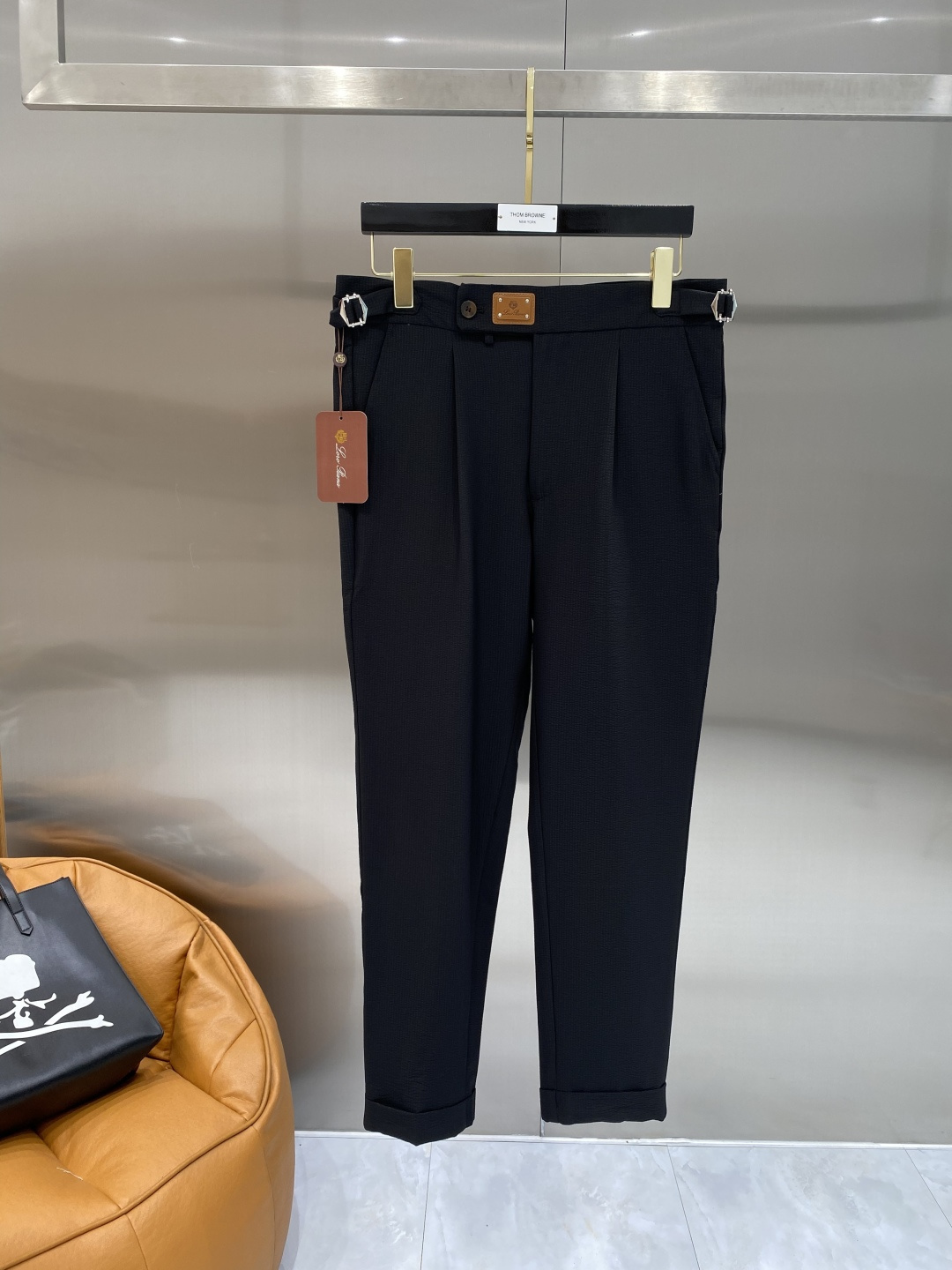 NO:913266,'LP Home' 2026 trousers, elegant and capable at the same time!  The pants have a slim fit and smooth lines, which can well modify the leg lines, allowing you to show a confident posture in the office. The waist design is simple and elegant, and the buttons are exquisite, making it easy to put on and take off. The pockets on both sides are practical and beautiful, and the details show quality. The fabric is crisp and textured, with a great drape, and it is not easy to wrinkle after sitting for a long time29-36,, loro piana,19860909《LP家》 2026西裤 优雅干练两不误！裤子版型修身,线条流畅,能很好地修饰腿部线条,让你在办公室也能展现出自信的姿态.腰部设计简洁大方,纽扣精致,穿脱方便又舒适.两侧的口袋实用又美观,细节之处尽显品质 .面料挺括有质感,垂坠感很棒,久坐也不易起皱29-36,,loro piana,,Men's clothing