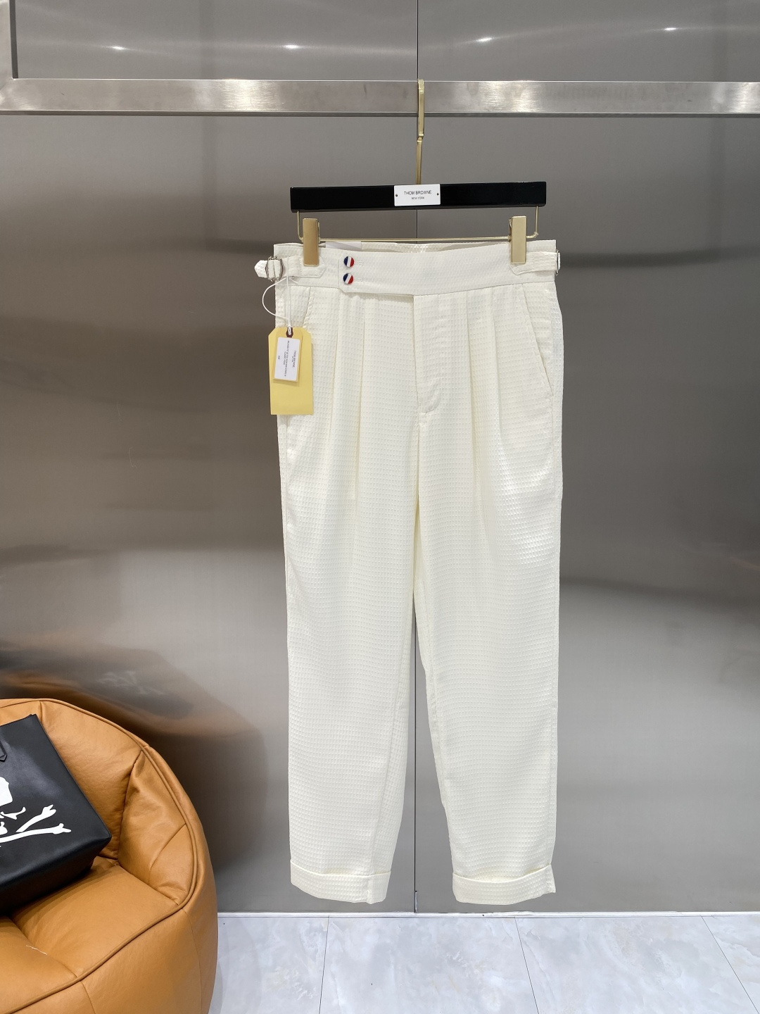 NO:913259,'TB Family' 2026 trousers are both elegant and capable!  The pants have a slim fit and smooth lines, which can well modify the leg lines, allowing you to show a confident posture in the office. The waist design is simple and elegant, and the buttons are exquisite, making it easy to put on and take off. The pockets on both sides are practical and beautiful, and the details show quality. The fabric is crisp and textured, with a great drape, and it is not easy to wrinkle after sitting for a long time29-36,,19860909《TB家》 2026西裤 优雅干练两不误！裤子版型修身,线条流畅,能很好地修饰腿部线条,让你在办公室也能展现出自信的姿态.腰部设计简洁大方,纽扣精致,穿脱方便又舒适.两侧的口袋实用又美观,细节之处尽显品质 .面料挺括有质感,垂坠感很棒,久坐也不易起皱29-36,,,Men's clothing