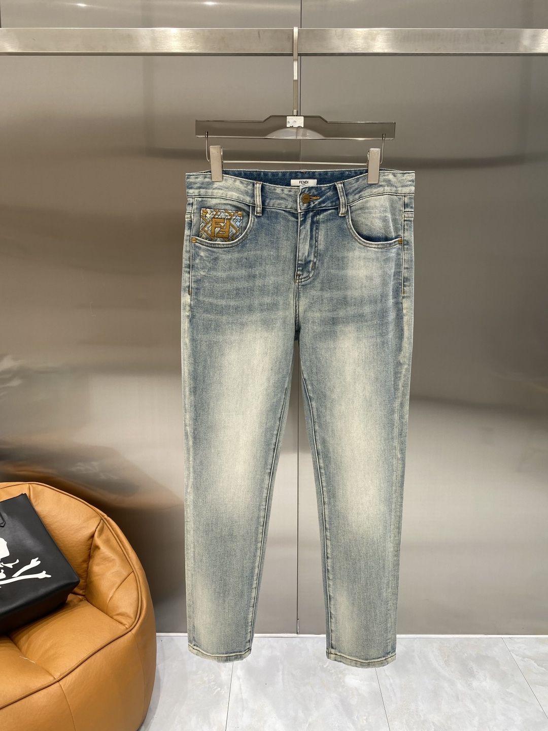 NO:928522,'Fenjia' 26SS new high-end version of denim!  Custom-made fabrics at the counter are highly breathable and comfortable, with impeccable details and brand element design concepts, reflecting high quality. It feels delicate and soft!  Presenting casual tailoring, the upper body shape is awesome. Size 29-36, next day, fendi,19860909《芬家》 26SS新款 牛仔高端版本！专柜定制面料 透气舒适度高,细节无可挑剔,品牌元素设计理念,体现高品质.手感细腻柔软！呈现休闲裁剪,上身版型超赞.码数29-36隔天,,fendi,,Men's clothing