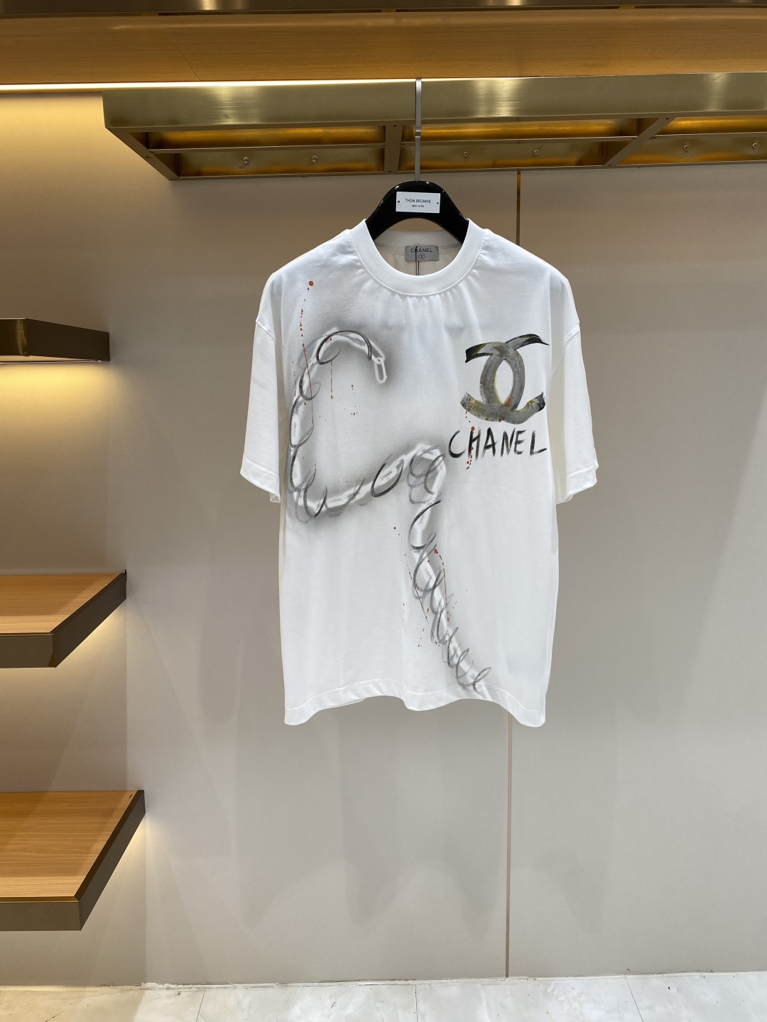NO:933174,'Xiangjia' 2026 new launch counter latest short-sleeved round neck T-shirt, high-end custom design, avant-garde and fashionable!  Hand-painted brand logo process design, high-end customized fabrics. Soft to the touch. Comfortable to wear. Counter-level exquisite stitching. Fine workmanship. The upper body effect is incomparably handsome!  A must-have item for a stylish man!  Size S-XXL,,chanel,T-shirt,tees,t-shirt,19860909《香家》 2026新款首发专柜最新款短袖圆领T恤 高端订制 设计前卫时尚！手绘品牌logo工艺设计 高端定制面料.手感柔软.穿着舒适.专柜级别精致车线.做工精细.上身效果无敌帅气！型男必备单品！码数S-XXL,,chanel,T-shirt,tees，t-shirt,,Men's clothing