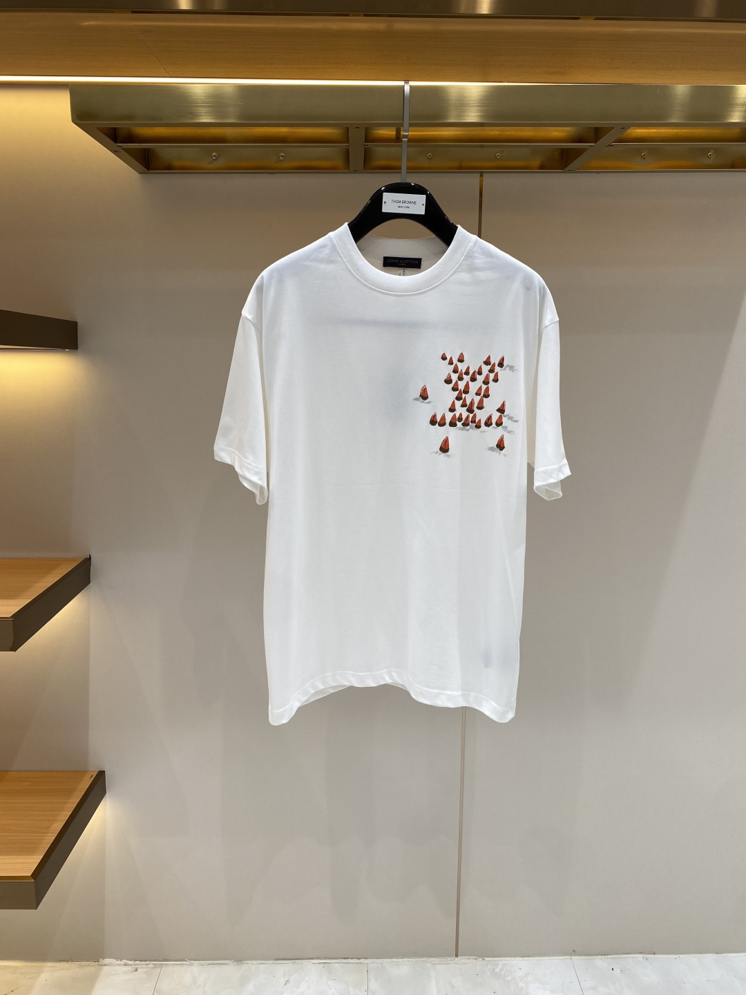 NO:933169,'Donkey Family' 2026 new launch counter latest short-sleeved round neck T-shirt, high-end custom design, avant-garde and fashionable!  Hand-painted brand logo process design, high-end customized fabrics. Soft to the touch. Comfortable to wear. Counter-level exquisite stitching. Fine workmanship. The upper body effect is incomparably handsome!  A must-have item for a stylish man!  Size S-XXL,,louis vuitton,louis vuitton,T-shirt,tees,t-shirt,19860909《驴家》 2026新款首发专柜最新款短袖圆领T恤 高端订制 设计前卫时尚！手绘品牌logo工艺设计 高端定制面料.手感柔软.穿着舒适.专柜级别精致车线.做工精细.上身效果无敌帅气！型男必备单品！码数S-XXL,,louis vuitton,louis vuitton,T-shirt,tees，t-shirt,,Men's clothing
