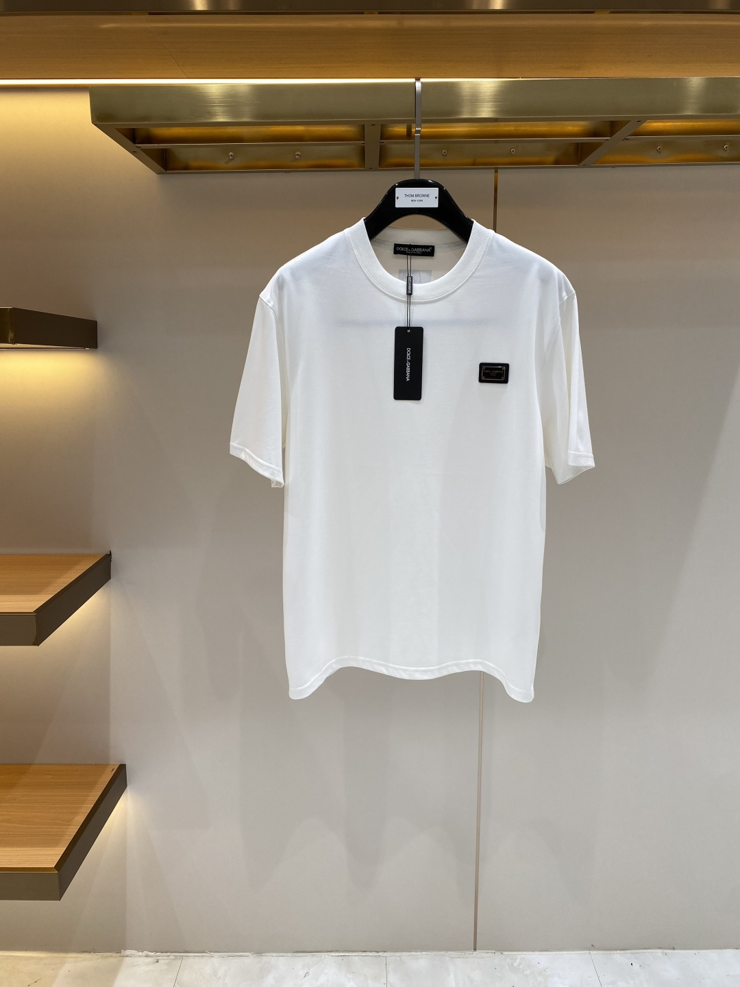NO:933151,'DG Home' 2026 new launch counter latest short-sleeved round neck T-shirt, high-end custom design, avant-garde and fashionable!  Brand logo craft design, high-end customized fabrics. Soft to the touch. Comfortable to wear. Counter-level exquisite stitching. Fine workmanship. The upper body effect is incomparably handsome!  A must-have item for a stylish man!  Size M-3XL,,gucci,T-shirt,tees,t-shirt,19860909《DG家》 2026新款首发专柜最新款短袖圆领T恤 高端订制 设计前卫时尚！品牌logo工艺设计 高端定制面料.手感柔软.穿着舒适.专柜级别精致车线.做工精细.上身效果无敌帅气！型男必备单品！码数M-3XL,,gucci,T-shirt,tees，t-shirt,,Men's clothing