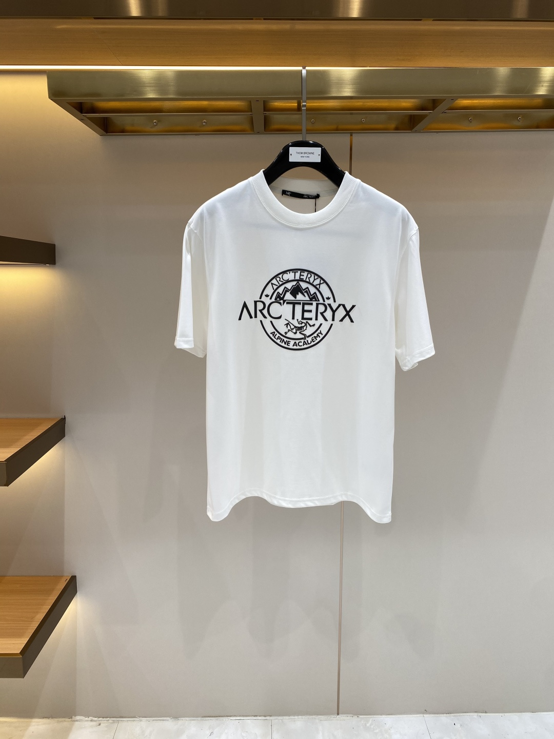 NO:933145,'Bird House' 2026 new launch counter latest short-sleeved round neck T-shirt, high-end custom design, avant-garde and fashionable!  Brand logo craft design, high-end customized fabrics. Soft to the touch. Comfortable to wear. Counter-level exquisite stitching. Fine workmanship. The upper body effect is incomparably handsome!  A must-have item for a stylish man!  Size M-3XL,,jil sander,T-shirt,tees,t-shirt,19860909《鸟家》 2026新款首发专柜最新款短袖圆领T恤 高端订制 设计前卫时尚！品牌logo工艺设计 高端定制面料.手感柔软.穿着舒适.专柜级别精致车线.做工精细.上身效果无敌帅气！型男必备单品！码数M-3XL,,jil sander,T-shirt,tees，t-shirt,,Men's clothing