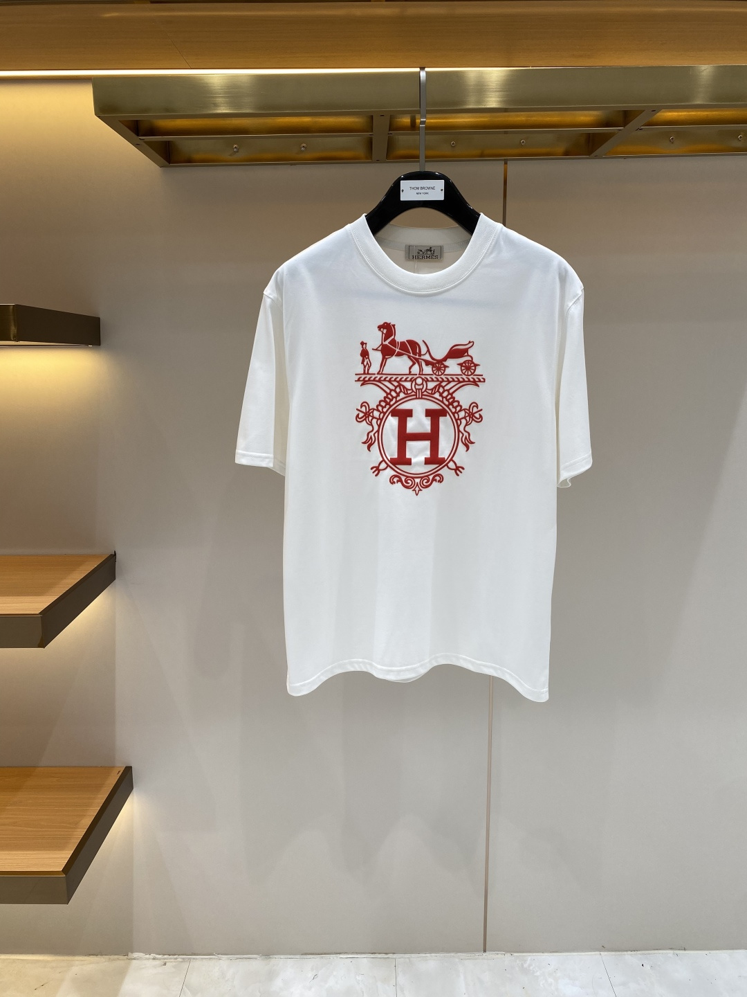 NO:933138,'Horse Lover' 2026 new launch counter latest short-sleeved round neck T-shirt, high-end custom design, avant-garde and fashionable!  Brand logo craft design, high-end customized fabrics. Soft to the touch. Comfortable to wear. Counter-level exquisite stitching. Fine workmanship. The upper body effect is incomparably handsome!  A must-have item for a stylish man!  Size M-3XL,,hermes,T-shirt,tees,t-shirt,19860909《爱马家》 2026新款首发专柜最新款短袖圆领T恤 高端订制 设计前卫时尚！品牌logo工艺设计 高端定制面料.手感柔软.穿着舒适.专柜级别精致车线.做工精细.上身效果无敌帅气！型男必备单品！码数M-3XL,,hermes,T-shirt,tees，t-shirt,,Men's clothing