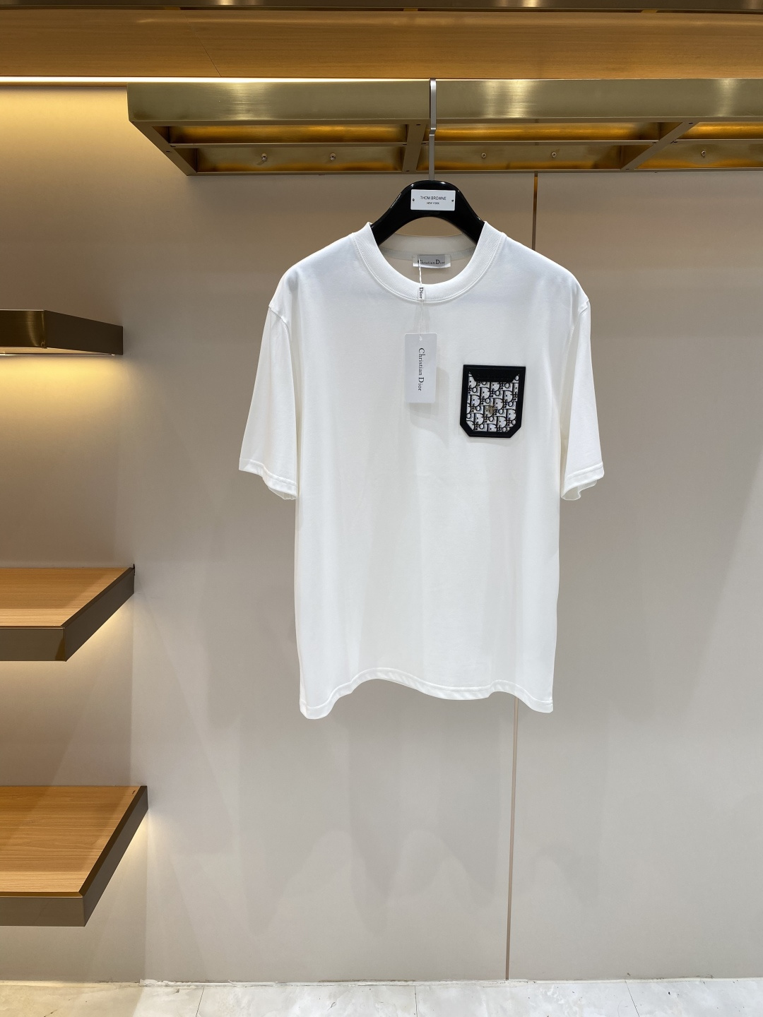 NO:933132,'Dijia' 2026 new launch counter latest short-sleeved round neck T-shirt, high-end custom design, avant-garde and fashionable!  Brand logo craft design, high-end customized fabrics. Soft to the touch. Comfortable to wear. Counter-level exquisite stitching. Fine workmanship. The upper body effect is incomparably handsome!  A must-have item for a stylish man!  Size M-3XL,,dior,T-shirt,tees,t-shirt,19860909《迪家》 2026新款首发专柜最新款短袖圆领T恤 高端订制 设计前卫时尚！品牌logo工艺设计 高端定制面料.手感柔软.穿着舒适.专柜级别精致车线.做工精细.上身效果无敌帅气！型男必备单品！码数M-3XL,,dior,T-shirt,tees，t-shirt,,Men's clothing