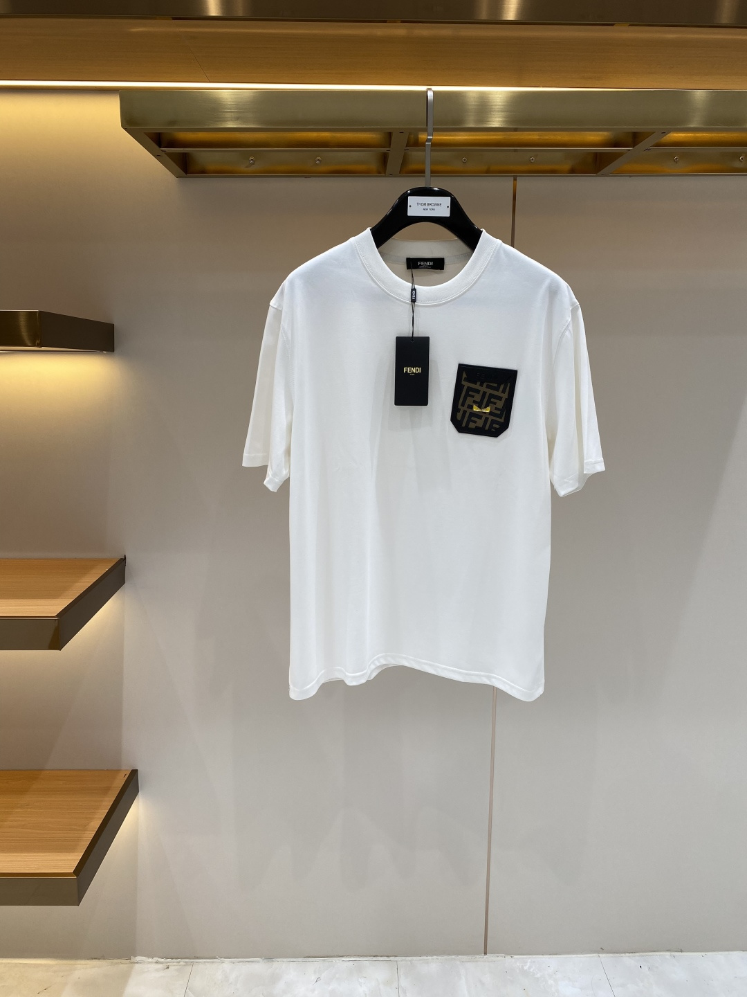 NO:933126,'Fenjia' 2026 new launch counter latest short-sleeved round neck T-shirt, high-end custom design, avant-garde and fashionable!  Brand logo craft design, high-end customized fabrics. Soft to the touch. Comfortable to wear. Counter-level exquisite stitching. Fine workmanship. The upper body effect is incomparably handsome!  A must-have item for a stylish man!  Size M-3XL,,fendi,T-shirt,tees,t-shirt,19860909《芬家》 2026新款首发专柜最新款短袖圆领T恤 高端订制 设计前卫时尚！品牌logo工艺设计 高端定制面料.手感柔软.穿着舒适.专柜级别精致车线.做工精细.上身效果无敌帅气！型男必备单品！码数M-3XL,,fendi,T-shirt,tees，t-shirt,,Men's clothing