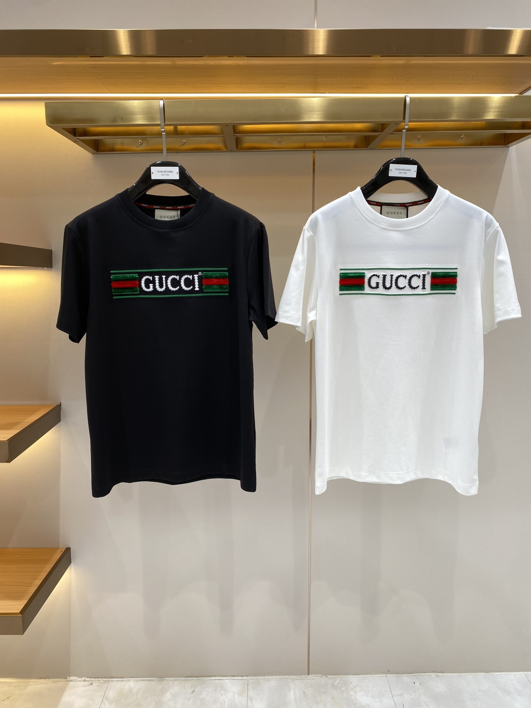 NO:917579,'Gujia' 2026 new launch counter latest short-sleeved round neck T-shirt, high-end custom design, avant-garde and fashionable!  Brand logo craft design, high-end customized fabrics. Soft to the touch. Comfortable to wear. Counter-level exquisite stitching. Fine workmanship. The upper body effect is incomparably handsome!  A must-have item for a stylish man!  Size S-XXL next day,,gucci,T-shirt,tees,t-shirt,19860909《古家》 2026新款首发专柜最新款短袖圆领T恤 高端订制 设计前卫时尚！品牌logo工艺设计 高端定制面料.手感柔软.穿着舒适.专柜级别精致车线.做工精细.上身效果无敌帅气！型男必备单品！码数S-XXL 隔天,,gucci,T-shirt,tees，t-shirt,,Men's clothing