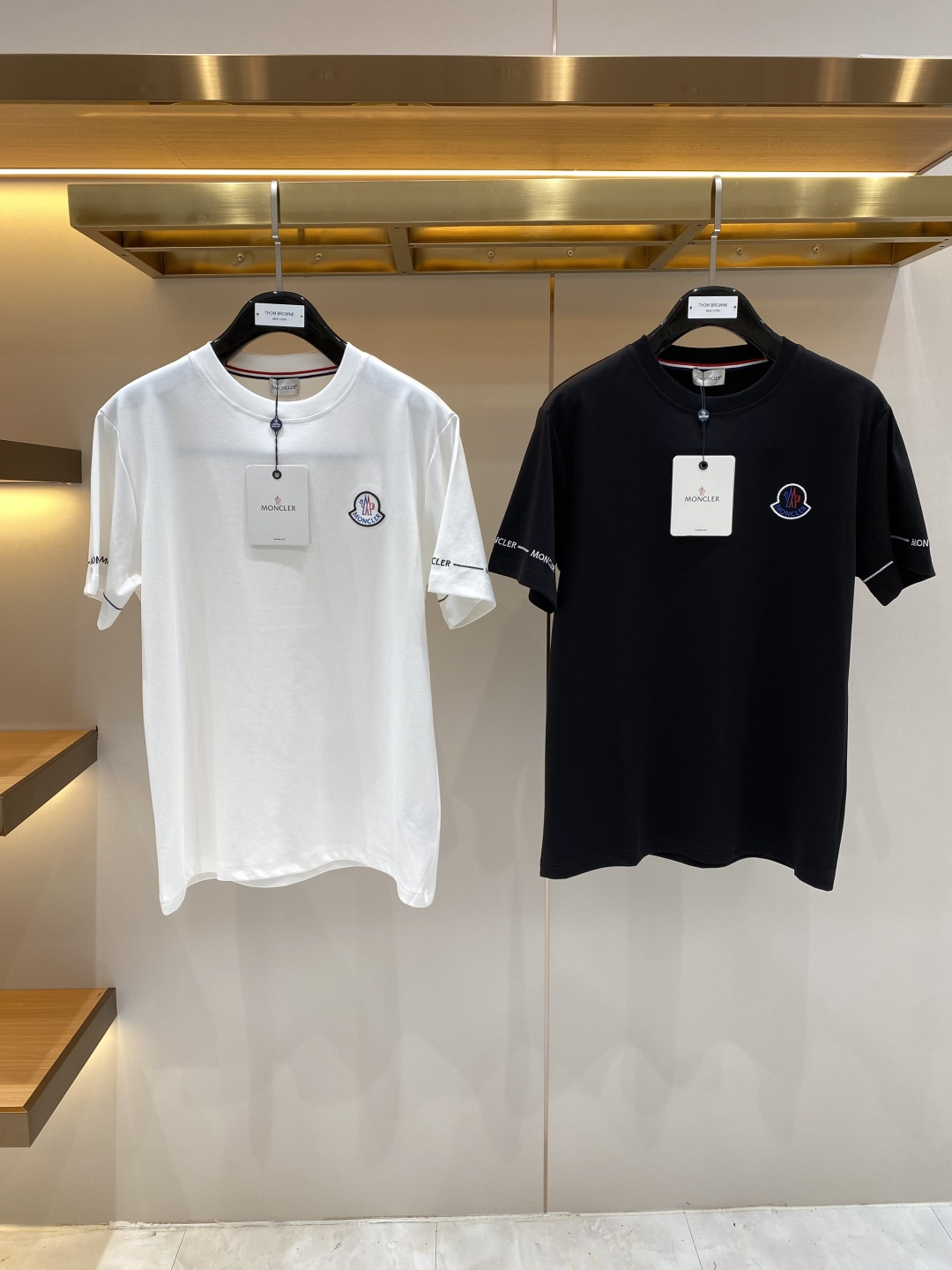 NO:917582,'Mengjia' 2026 new launch counter latest short-sleeved round neck T-shirt, high-end custom design, avant-garde and fashionable!  Brand logo craft design, high-end customized fabrics. Soft to the touch. Comfortable to wear. Counter-level exquisite stitching. Fine workmanship. The upper body effect is incomparably handsome!  A must-have item for a stylish man!  Size S-XXL next day, T-shirt, tees, t-shirt,19860909《蒙家》 2026新款首发专柜最新款短袖圆领T恤 高端订制 设计前卫时尚！品牌logo工艺设计 高端定制面料.手感柔软.穿着舒适.专柜级别精致车线.做工精细.上身效果无敌帅气！型男必备单品！码数S-XXL 隔天,,T-shirt,tees，t-shirt,,Men's clothing