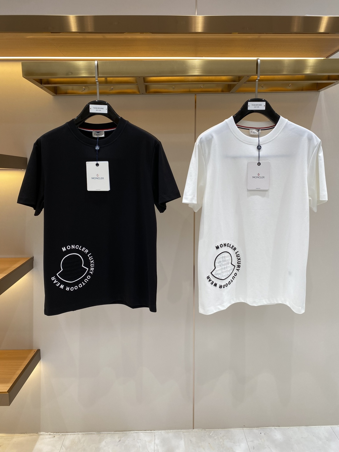 NO:917595,'Mengjia' 2026 new launch counter latest short-sleeved round neck T-shirt, high-end custom design, avant-garde and fashionable!  Brand logo craft design, high-end customized fabrics. Soft to the touch. Comfortable to wear. Counter-level exquisite stitching. Fine workmanship. The upper body effect is incomparably handsome!  A must-have item for a stylish man!  Size S-XXL next day, T-shirt, tees, t-shirt,19860909《蒙家》 2026新款首发专柜最新款短袖圆领T恤 高端订制 设计前卫时尚！品牌logo工艺设计 高端定制面料.手感柔软.穿着舒适.专柜级别精致车线.做工精细.上身效果无敌帅气！型男必备单品！码数S-XXL 隔天,,T-shirt,tees，t-shirt,,Men's clothing