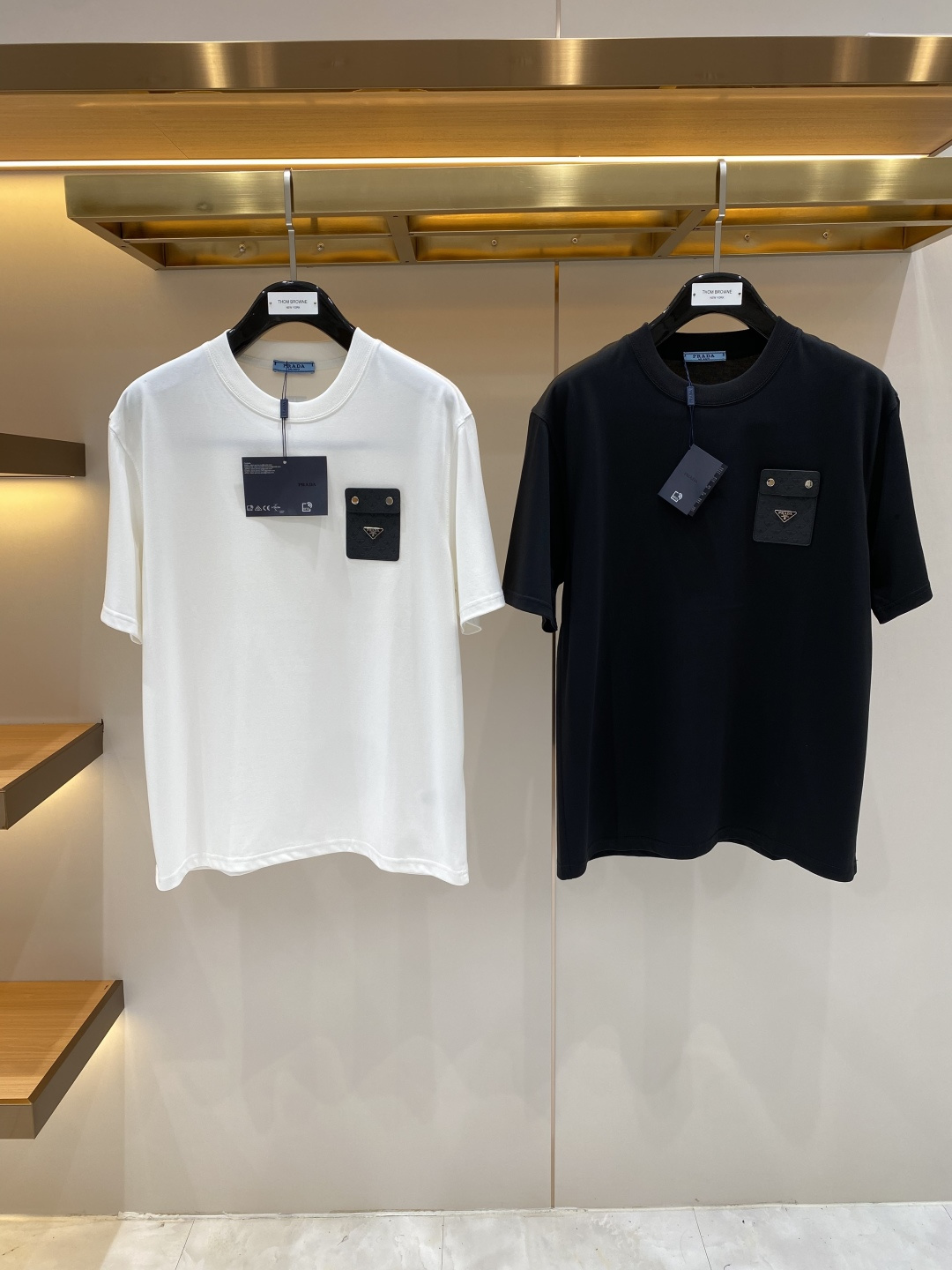 NO:917594,'Pu Jia' 2026 new launch counter latest short-sleeved round neck T-shirt, high-end custom design, avant-garde and fashionable!  Brand logo craft design, high-end customized fabrics. Soft to the touch. Comfortable to wear. Counter-level exquisite stitching. Fine workmanship. The upper body effect is incomparably handsome!  A must-have item for a stylish man!  Size M-3XL next day, prada, T-shirt, tees, t-shirt,19860909《普家》 2026新款首发专柜最新款短袖圆领T恤 高端订制 设计前卫时尚！品牌logo工艺设计 高端定制面料.手感柔软.穿着舒适.专柜级别精致车线.做工精细.上身效果无敌帅气！型男必备单品！码数M-3XL 隔天,,prada,T-shirt,tees，t-shirt,,Men's clothing