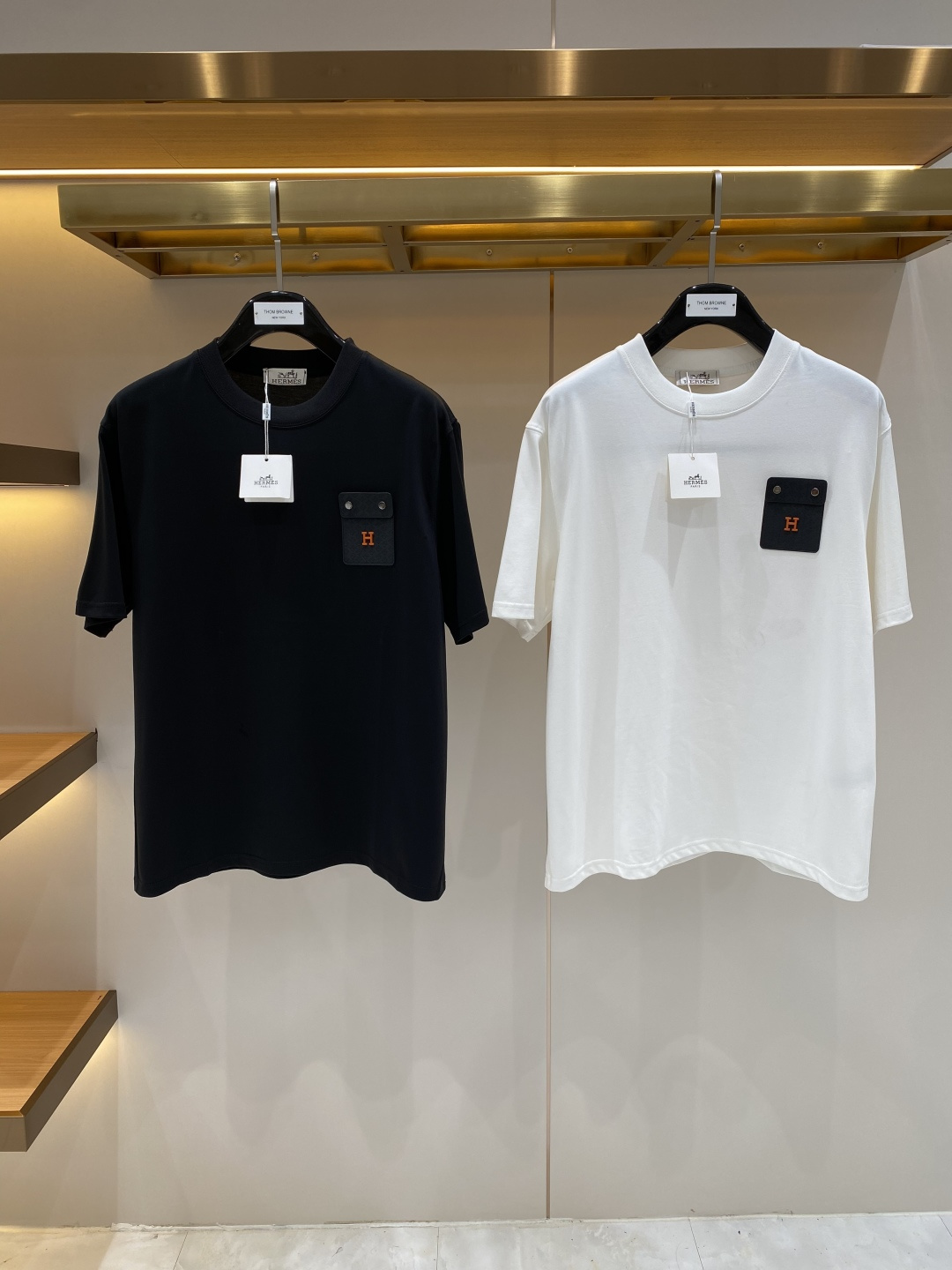NO:917588,'Horse Lover' 2026 new launch counter latest short-sleeved round neck T-shirt, high-end custom design, avant-garde and fashionable!  Brand logo craft design, high-end customized fabrics. Soft to the touch. Comfortable to wear. Counter-level exquisite stitching. Fine workmanship. The upper body effect is incomparably handsome!  A must-have item for a stylish man!  Size M-3XL next day, hermes, T-shirt, tees, t-shirt,19860909《爱马家》 2026新款首发专柜最新款短袖圆领T恤 高端订制 设计前卫时尚！品牌logo工艺设计 高端定制面料.手感柔软.穿着舒适.专柜级别精致车线.做工精细.上身效果无敌帅气！型男必备单品！码数M-3XL 隔天,,hermes,T-shirt,tees，t-shirt,,Men's clothing