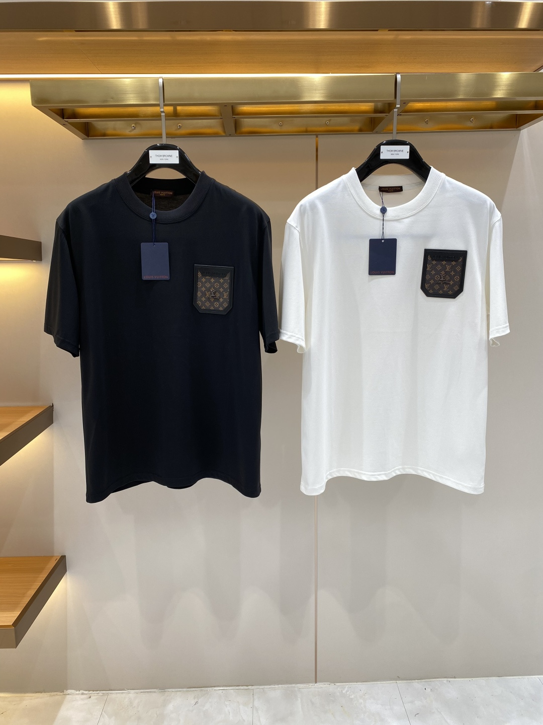 NO:917599,'Donkey Family' 2026 new launch counter latest short-sleeved round neck T-shirt, high-end custom design, avant-garde and fashionable!  Brand logo craft design, high-end customized fabrics. Soft to the touch. Comfortable to wear. Counter-level exquisite stitching. Fine workmanship. The upper body effect is incomparably handsome!  A must-have item for a stylish man!  Size M-3XL next day,,louis vuitton,louis vuitton,T-shirt,tees,t-shirt,19860909《驴家》 2026新款首发专柜最新款短袖圆领T恤 高端订制 设计前卫时尚！品牌logo工艺设计 高端定制面料.手感柔软.穿着舒适.专柜级别精致车线.做工精细.上身效果无敌帅气！型男必备单品！码数M-3XL 隔天,,louis vuitton,louis vuitton,T-shirt,tees，t-shirt,,Men's clothing