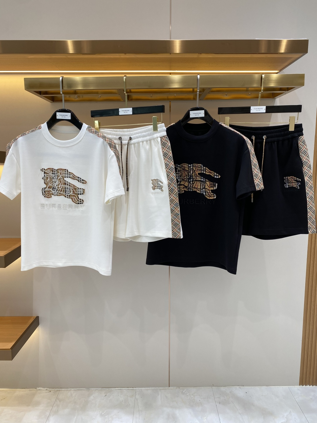 《𝙉𝙚𝙬🖤❤️巴家》2026新款针织套装采用客供独家进口定制面料，面料表面非常有质感显而易见，上身透气轻