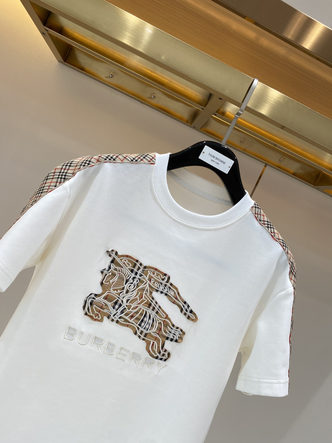 《𝙉𝙚𝙬🖤❤️巴家》2026新款针织套装采用客供独家进口定制面料，面料表面非常有质感显而易见，上身透气轻