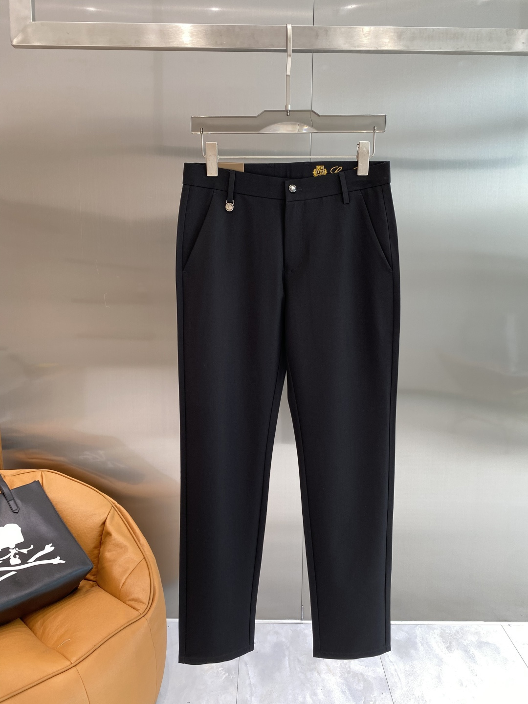 NO:912892,'LP Home' 2026 trousers, elegant and capable at the same time!  The pants have a slim fit and smooth lines, which can well modify the leg lines and allow you to show a confident posture in the office. The waist design is simple and elegant, and the buttons are exquisite, making it easy to put on and take off. The pockets on both sides are practical and beautiful, and the details show quality. The fabric is crisp and textured, with a great drape, and it is not easy to wrinkle after sitting for a long time29-40,,loro piana,19860909《LP家》 2026西裤 优雅干练两不误！裤子版型修身,线条流畅,能很好地修饰腿部线条,让你在办公室也能展现出自信的姿态.腰部设计简洁大方,纽扣精致,穿脱方便又舒适.两侧的口袋实用又美观,细节之处尽显品质 .面料挺括有质感,垂坠感很棒,久坐也不易起皱29-40,,loro piana,,Men's clothing