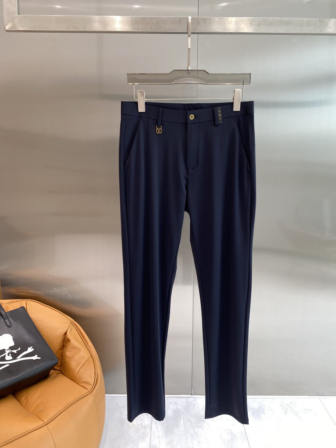 NO:912890,'Donkey Family' 2026 trousers are both elegant and capable!  The pants have a slim fit and smooth lines, which can well modify the leg lines and allow you to show a confident posture in the office. The waist design is simple and elegant, and the buttons are exquisite, making it easy to put on and take off. The pockets on both sides are practical and beautiful, and the details show quality. The fabric is crisp and textured, has a great drape, and is not easy to wrinkle after sitting for a long time. 29-40,, louis vuitton, louis vuitton,19860909《驴家》 2026西裤 优雅干练两不误！裤子版型修身,线条流畅,能很好地修饰腿部线条,让你在办公室也能展现出自信的姿态.腰部设计简洁大方,纽扣精致,穿脱方便又舒适.两侧的口袋实用又美观,细节之处尽显品质 .面料挺括有质感,垂坠感很棒,久坐也不易起皱29-40,,louis vuitton,louis vuitton,,Men's clothing