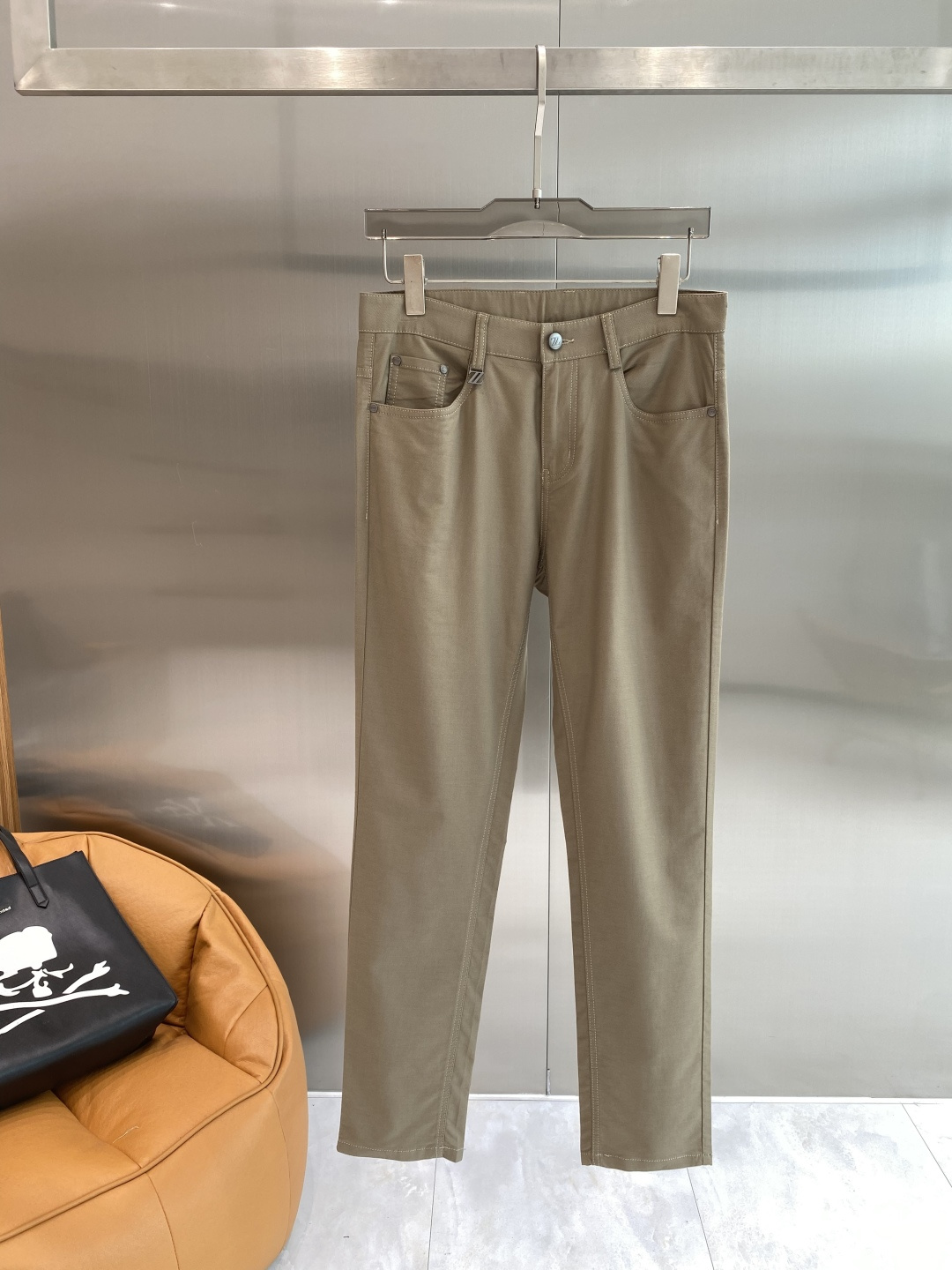 NO:912888,'Jenny's House' 2026 trousers are both elegant and capable!  The pants have a slim fit and smooth lines, which can well modify the leg lines, allowing you to show a confident posture in the office. The waist design is simple and elegant, and the buttons are exquisite, making it easy to put on and take off. The pockets on both sides are practical and beautiful, and the details show quality. The fabric is crisp and textured, with a great drape, and it is not easy to wrinkle after sitting for a long time29-40,,zegna,19860909《杰尼家》 2026西裤 优雅干练两不误！裤子版型修身,线条流畅,能很好地修饰腿部线条,让你在办公室也能展现出自信的姿态.腰部设计简洁大方,纽扣精致,穿脱方便又舒适.两侧的口袋实用又美观,细节之处尽显品质 .面料挺括有质感,垂坠感很棒,久坐也不易起皱29-40,,zegna,,Men's clothing