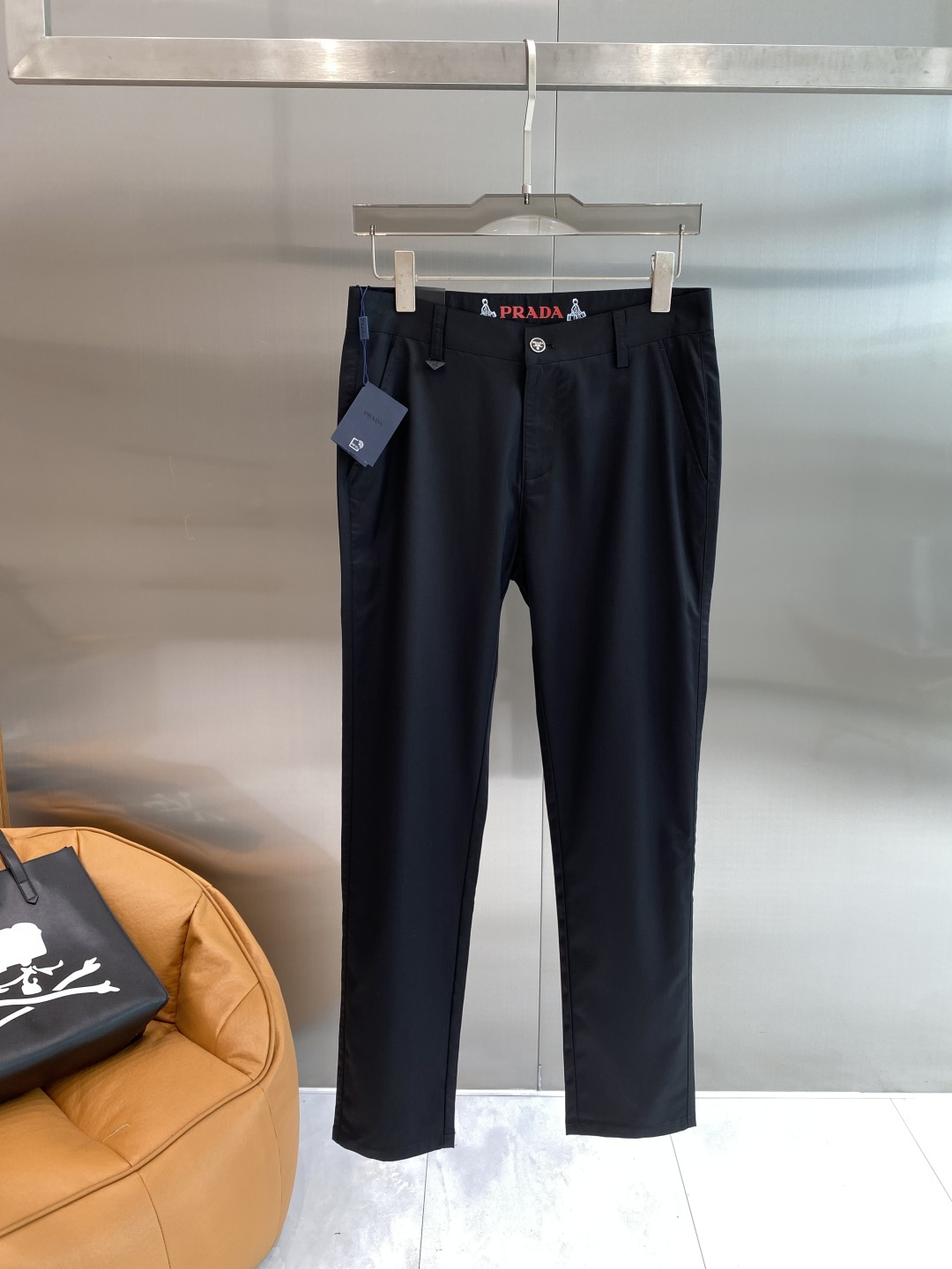 NO:912885,'Pu Jia' 2026 trousers are both elegant and capable!  The pants have a slim fit and smooth lines, which can well modify the leg lines and allow you to show a confident posture in the office. The waist design is simple and elegant, and the buttons are exquisite, making it easy to put on and take off. The pockets on both sides are practical and beautiful, and the details show quality. The fabric is crisp and textured, with a great drape, and it is not easy to wrinkle after sitting for a long time. 29-40,, prada,19860909《普家》 2026西裤 优雅干练两不误！裤子版型修身,线条流畅,能很好地修饰腿部线条,让你在办公室也能展现出自信的姿态.腰部设计简洁大方,纽扣精致,穿脱方便又舒适.两侧的口袋实用又美观,细节之处尽显品质 .面料挺括有质感,垂坠感很棒,久坐也不易起皱29-40,,prada,,Men's clothing