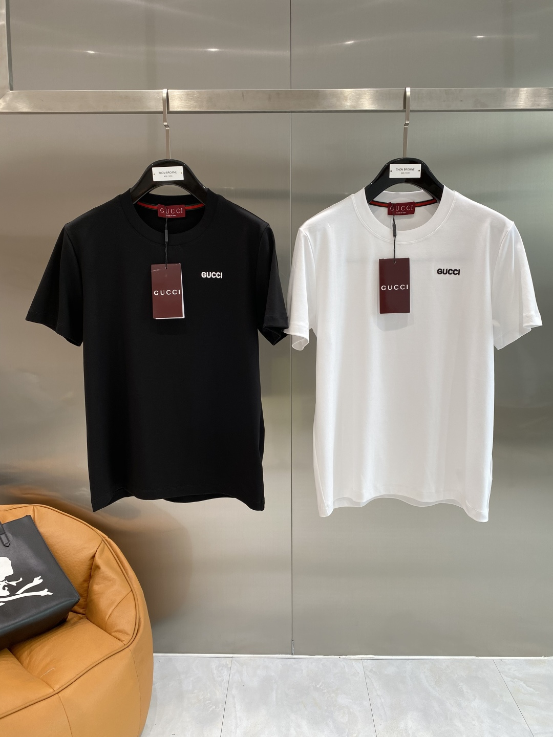 NO:907641,'Gujia' 26SS new spring and summer short-sleeved, the highest version of custom-made high-end mercerized cotton fabric, simple and fashionable style, the color is super beautiful!  Classic logo design, simple and elegant style!  Full of high-end sense, can be worn in all seasons. Simple European style, simple and elegant, the same style is on sale on the official website. Size M-3XL next day, gucci, T-shirt,19860909《古家》 26SS新款春夏短袖 最高版本客供定制高端丝光棉面料 简单时尚款,配色超级好看！经典logo的设计 简单大方的款式！满满的高级感,四季可穿.简欧风格,简洁大气,官网同款在售.码数M-3XL隔天,,gucci,T-shirt,,Men's clothing