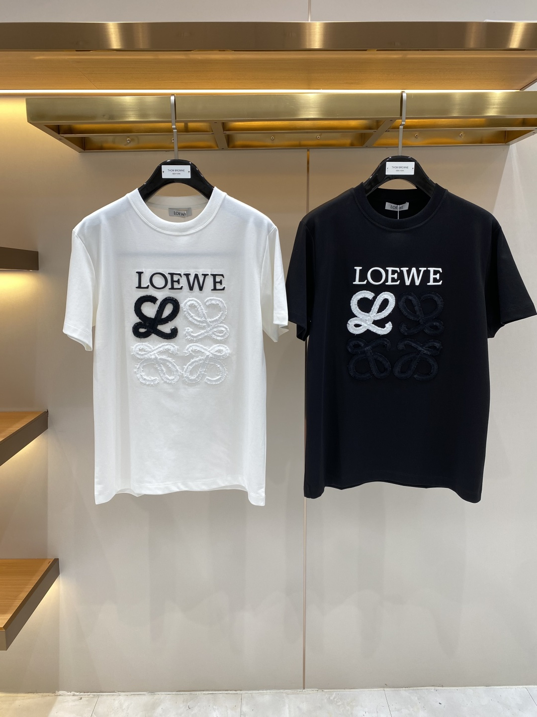 NO:913779,'Luojia' 26SS new spring and summer short-sleeved, the highest version of custom-made high-end fabrics, simple and fashionable style, the color is super beautiful!  Classic logo design, simple and elegant style!  Full of high-end feel, can be worn in all seasons. Simple European style, simple and elegant, the same style is on sale on the official website. Sizes S-XXL, next day, loewe, T-shirt,19860909《罗家》 26SS新款春夏短袖 最高版本客供定制高端面料 简单时尚款,配色超级好看！经典logo的设计 简单大方的款式！满满的高级感,四季可穿.简欧风格,简洁大气,官网同款在售.码数S-XXL隔天,,loewe,T-shirt,,Men's clothing