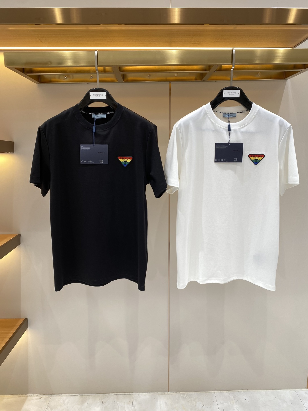NO:913782,'Pujia' 26SS new spring and summer short-sleeved, the highest version of custom-made high-end fabrics, simple and fashionable, the color is super beautiful!  Classic logo design, simple and elegant style!  Full of high-end feel, can be worn in all seasons. Simple European style, simple and elegant, the same style is on sale on the official website. Sizes S-XXL, next day, prada, T-shirt,19860909《普家》 26SS新款春夏短袖 最高版本客供定制高端面料 简单时尚款,配色超级好看！经典logo的设计 简单大方的款式！满满的高级感,四季可穿.简欧风格,简洁大气,官网同款在售.码数S-XXL隔天,,prada,T-shirt,,Men's clothing