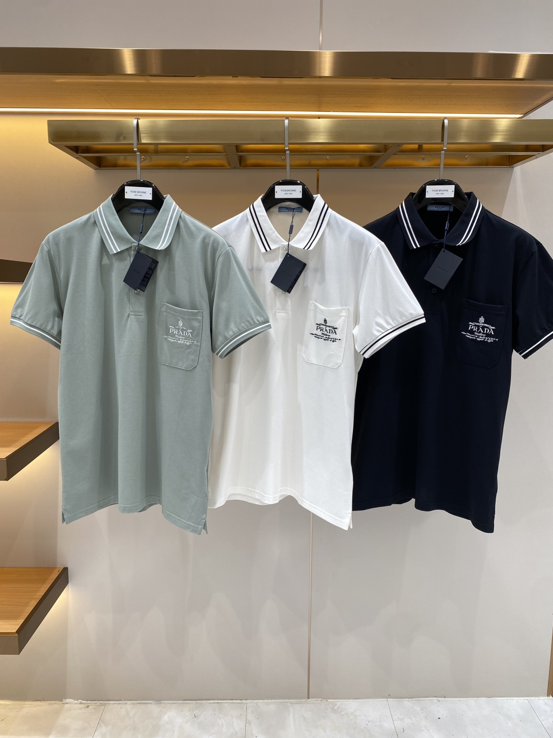 NO:913762,'Pujia' 2026 Men's Business Casual Solid Color Lapel Short-Sleeved POLO Shirt #Customers supply imported pique cotton fabrics, selected high-quality long-staple cotton raw materials, the fabric properties are all superior, the mesh structure is fine and natural, after washing, the texture becomes more friendly, both comfort and breathability are perfect, the tactile experience is self-evident, POLO shirt size M-3XL next day, prada, T-shirt,19860909《普家》 2026男士商务休闲纯色翻领短袖POLO衫#客供进口珠地棉面料,甄选上等长绒棉花原料,面料属性皆为上乘,网眼结构细腻自然,经过水洗后,肌理变得更具亲和力,舒适性与透气性完美兼备,触感体验不言而喻,POLO衫 尺码M-3XL隔天,,prada,T-shirt,,Men's clothing