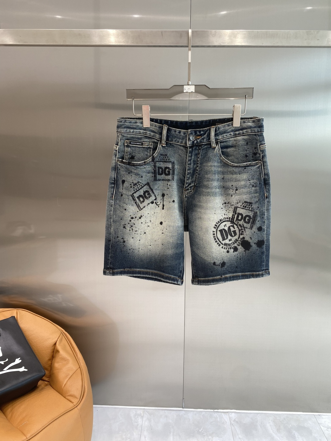 NO:913783,'DG Home' 2026 denim shorts, denim with classic patterns, retro and fashionable, metal buttons and pocket design, full of details. Great fit, not tight or loose, 29-36 next day,, gucci, shorts,19860909《DG家》 2026牛仔短裤, 牛仔搭配经典图案,复古又时髦,金属纽扣和口袋设计,细节感满满.版型很赞,不紧绷也不松垮,29-36隔天,,gucci,shorts,,Men's clothing