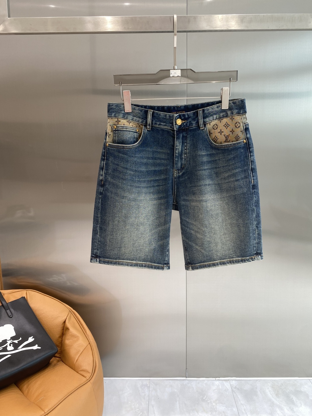 NO:913766,'Donkey Family' 2026 denim shorts, denim with classic patterns, retro and fashionable, metal buttons and pocket design, full of details. Great fit, not tight or loose, 29-36 next day,, louis vuitton, louis vuitton, shorts,19860909《驴家》 2026牛仔短裤, 牛仔搭配经典图案,复古又时髦,金属纽扣和口袋设计,细节感满满.版型很赞,不紧绷也不松垮,29-36隔天,,louis vuitton,louis vuitton,shorts,,Men's clothing