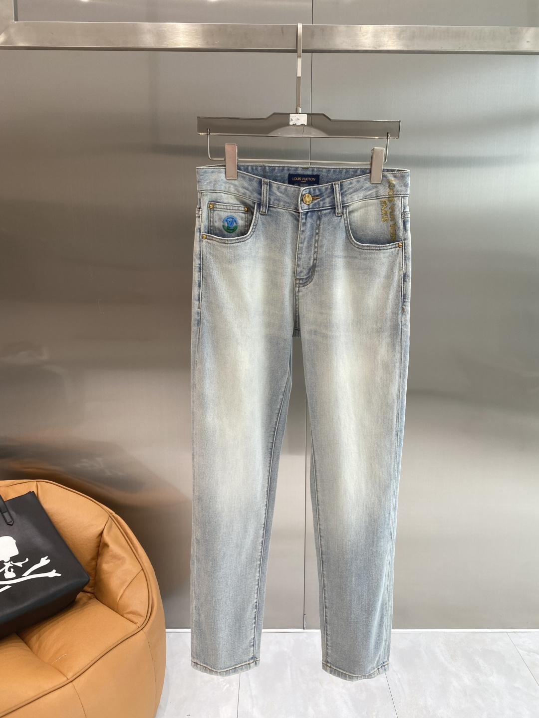NO:913772,'Donkey Family' 26SS new high-end version of denim!  Custom-made fabrics at the counter are highly breathable and comfortable, with impeccable details and brand element design concepts, reflecting high quality. It feels delicate and soft!  Presenting casual tailoring, the upper body shape is awesome. Size 29-36 next day,, louis vuitton, louis vuitton,19860909《驴家》 26SS新款 牛仔高端版本！专柜定制面料 透气舒适度高,细节无可挑剔,品牌元素设计理念,体现高品质.手感细腻柔软！呈现休闲裁剪,上身版型超赞.码数29-36隔天,,louis vuitton,louis vuitton,,Men's clothing
