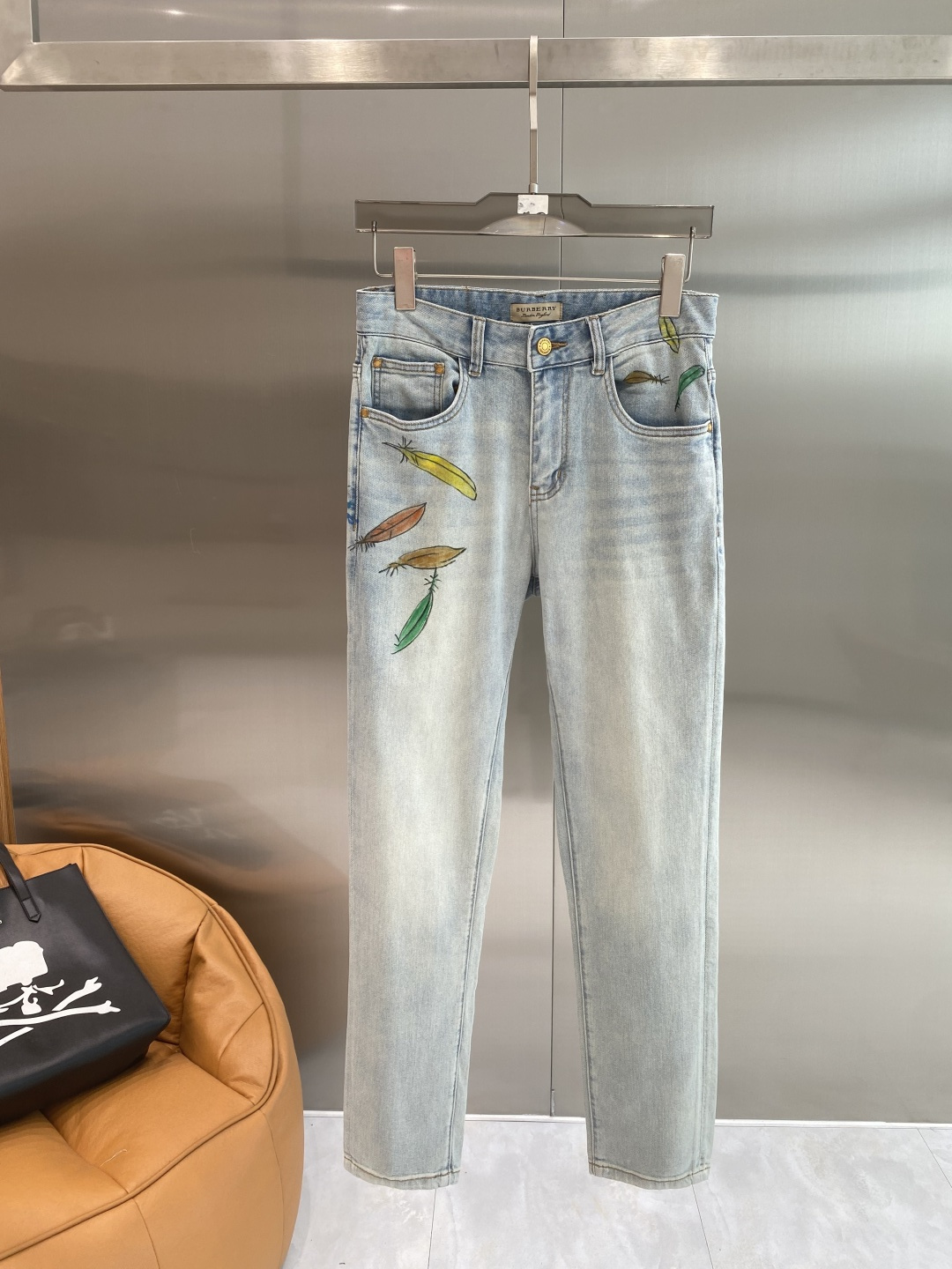 NO:913769,'Bajia' 26SS new high-end version of denim!  Custom-made fabrics at the counter are highly breathable and comfortable, with impeccable details and brand element design concepts, reflecting high quality. It feels delicate and soft!  Presenting casual tailoring, the upper body shape is great. Size 29-36, next day, burberry,19860909《巴家》 26SS新款 牛仔高端版本！专柜定制面料 透气舒适度高,细节无可挑剔,品牌元素设计理念,体现高品质.手感细腻柔软！呈现休闲裁剪,上身版型超赞.码数29-36隔天,,burberry,,Men's clothing