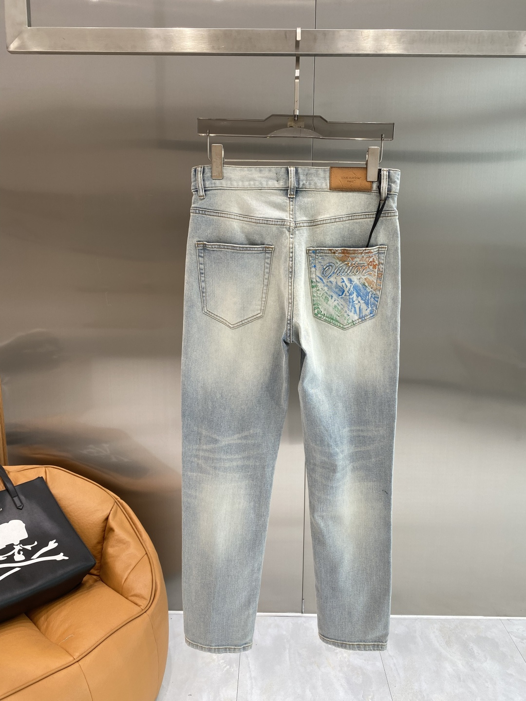 NO:918547,'Donkey Family' 26SS new high-end version of denim!  Custom-made fabrics at the counter are highly breathable and comfortable, with impeccable details and brand element design concepts, reflecting high quality. It feels delicate and soft!  Presenting casual tailoring, the upper body shape is awesome. Size 29-36 next day,, louis vuitton, louis vuitton,19860909《驴家》 26SS新款 牛仔高端版本！专柜定制面料 透气舒适度高,细节无可挑剔,品牌元素设计理念,体现高品质.手感细腻柔软！呈现休闲裁剪,上身版型超赞.码数29-36隔天,,louis vuitton,louis vuitton,,Men's clothing