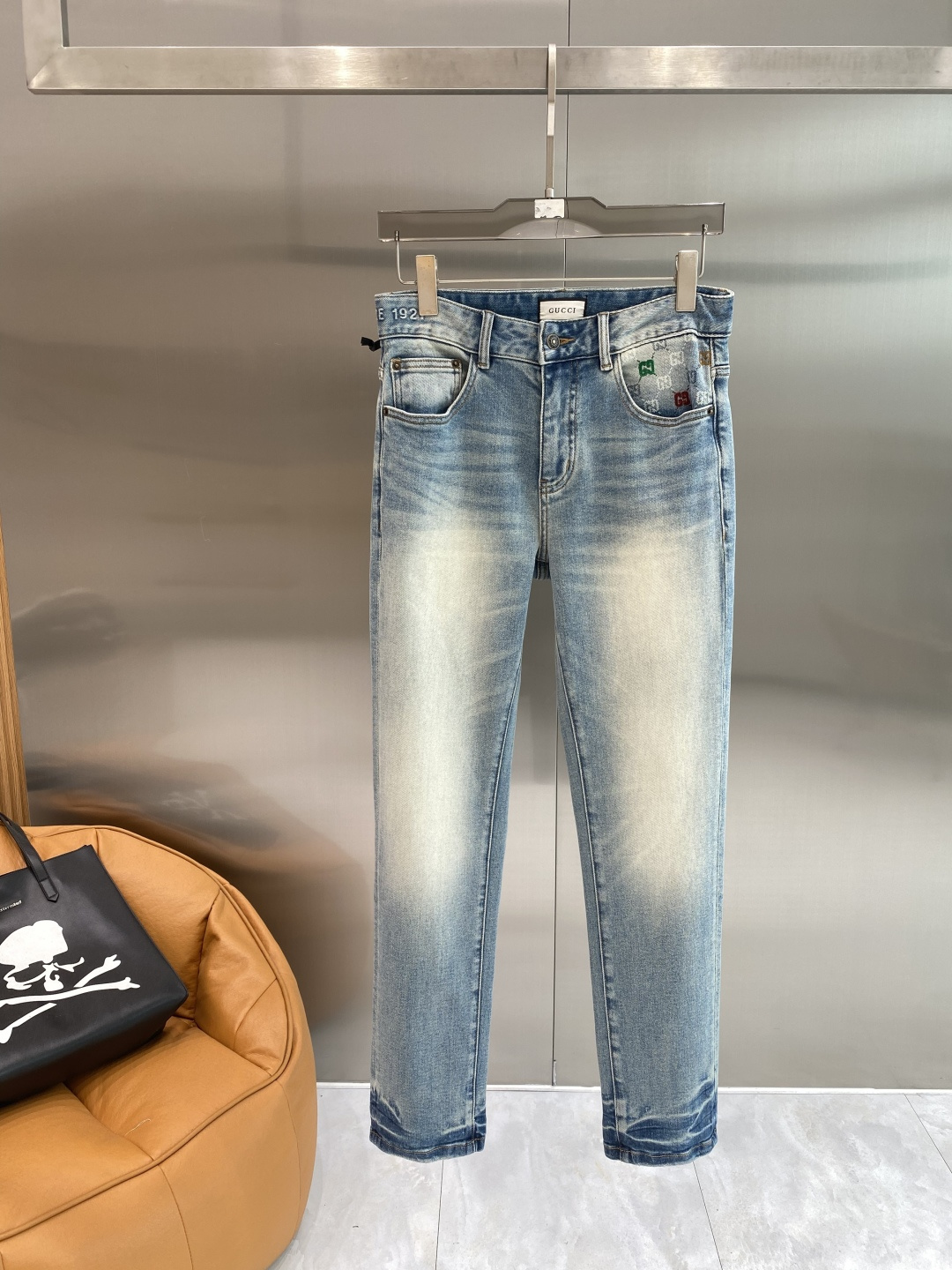 NO:918549,'Gujia' 26SS new high-end version of denim!  Custom-made fabrics at the counter are highly breathable and comfortable, with impeccable details and brand element design concepts, reflecting high quality. It feels delicate and soft!  Presenting casual tailoring, the upper body shape is awesome. Size 29-36, next day, gucci,19860909《古家》 26SS新款 牛仔高端版本！专柜定制面料 透气舒适度高,细节无可挑剔,品牌元素设计理念,体现高品质.手感细腻柔软！呈现休闲裁剪,上身版型超赞.码数29-36隔天,,gucci,,Men's clothing