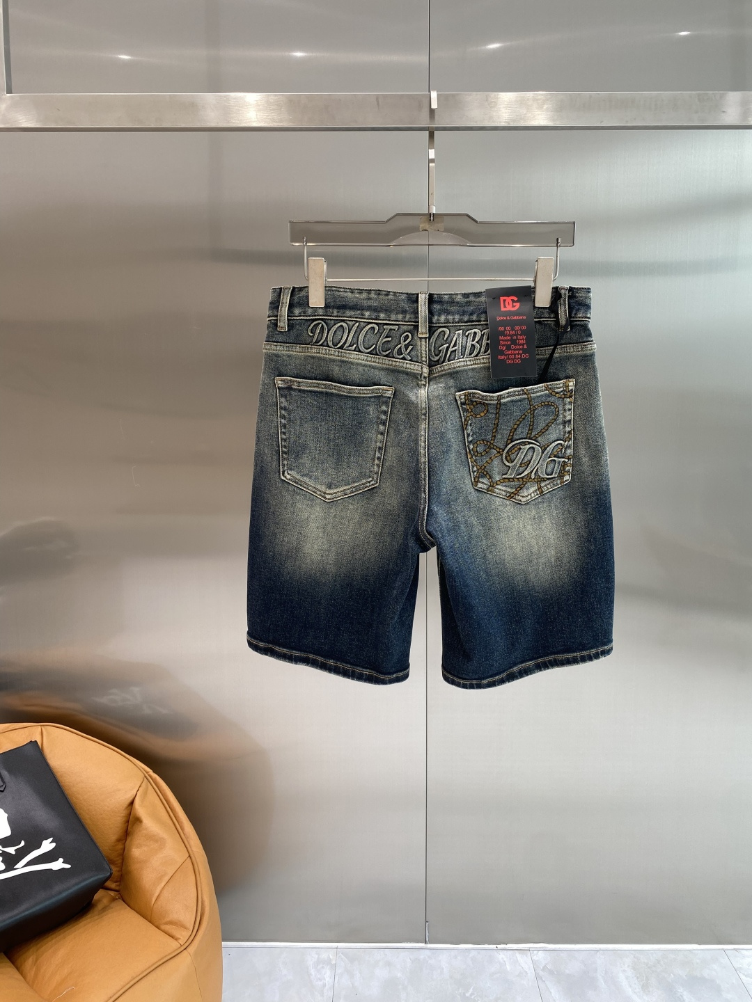 NO:918553,'DG Home' 26SS new denim shorts, high-end version!  Custom-made fabrics at the counter are highly breathable and comfortable, with impeccable details and brand element design concepts, reflecting high quality. It feels delicate and soft!  Presenting casual tailoring, the upper body shape is awesome. Size 29-36, next day, gucci, shorts,19860909《DG家》 26SS新款 牛仔短裤,高端版本！专柜定制面料 透气舒适度高,细节无可挑剔,品牌元素设计理念,体现高品质.手感细腻柔软！呈现休闲裁剪,上身版型超赞.码数29-36隔天,,gucci,shorts,,Men's clothing