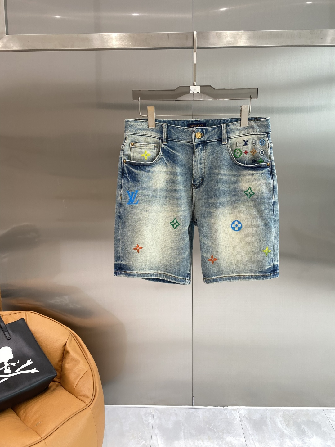 NO:918555,'Donkey Family' 26SS new denim shorts, high-end version!  Custom-made fabrics at the counter are highly breathable and comfortable, with impeccable details and brand element design concepts, reflecting high quality. It feels delicate and soft!  Presenting casual tailoring, the upper body shape is awesome. Size 29-36, next day,, louis vuitton, louis vuitton, shorts,19860909《驴家》 26SS新款 牛仔短裤,高端版本！专柜定制面料 透气舒适度高,细节无可挑剔,品牌元素设计理念,体现高品质.手感细腻柔软！呈现休闲裁剪,上身版型超赞.码数29-36隔天,,louis vuitton,louis vuitton,shorts,,Men's clothing