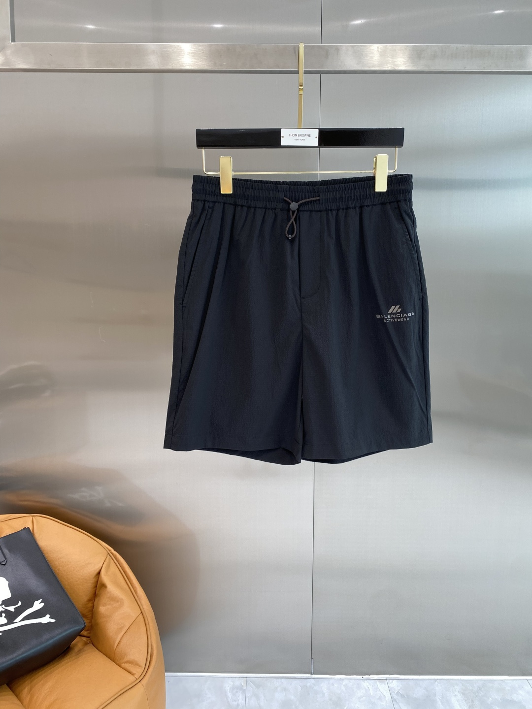 NO:918562,'Paris Home' 2026 spring and summer new casual shorts!  On sale simultaneously on the official website. Customized brand classic LOGO, customized fabrics, excellent comfort, strong hand feel. Highly recognizable, perfect appearance and craftsmanship. Sizes M-3XL next day, balenciaga, shorts,19860909《巴黎家》 2026春夏新款休闲短裤！官网同步发售.定制品牌经典LOGO,定制面料,舒适度极好,手触感强烈.辨识度极高,完美品相工艺. 尺码M-3XL隔天,,balenciaga,shorts,,Men's clothing