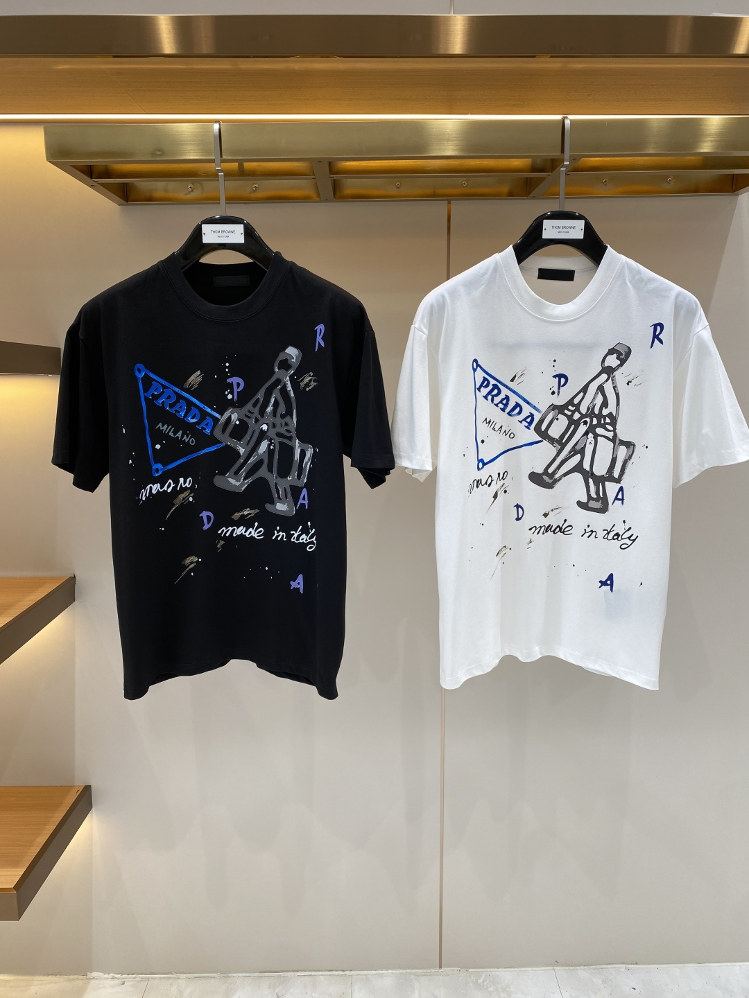 NO:918566,'Pu Jia' 2026 new launch counter latest short-sleeved round neck T-shirt, high-end custom design, avant-garde and fashionable!  Brand logo craft design, high-end customized fabrics. Soft to the touch. Comfortable to wear. Counter-level exquisite stitching. Fine workmanship. The upper body effect is incomparably handsome!  A must-have item for a stylish man!  Size S-3XL next day, prada, T-shirt, tees, t-shirt,19860909《普家》 2026新款首发专柜最新款短袖圆领T恤 高端订制 设计前卫时尚！品牌logo工艺设计 高端定制面料.手感柔软.穿着舒适.专柜级别精致车线.做工精细.上身效果无敌帅气！型男必备单品！码数S-3XL 隔天,,prada,T-shirt,tees，t-shirt,,Men's clothing