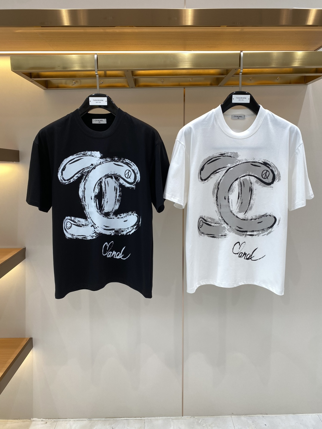 NO:918572,'Xiangjia' 2026 new launch counter latest short-sleeved round neck T-shirt, high-end custom design, avant-garde and fashionable!  Brand logo craft design, high-end customized fabrics. Soft to the touch. Comfortable to wear. Counter-level exquisite stitching. Fine workmanship. The upper body effect is incomparably handsome!  A must-have item for a stylish man!  Size S-3XL next day,,chanel,T-shirt,tees,t-shirt,19860909《香家》 2026新款首发专柜最新款短袖圆领T恤 高端订制 设计前卫时尚！品牌logo工艺设计 高端定制面料.手感柔软.穿着舒适.专柜级别精致车线.做工精细.上身效果无敌帅气！型男必备单品！码数S-3XL 隔天,,chanel,T-shirt,tees，t-shirt,,Men's clothing