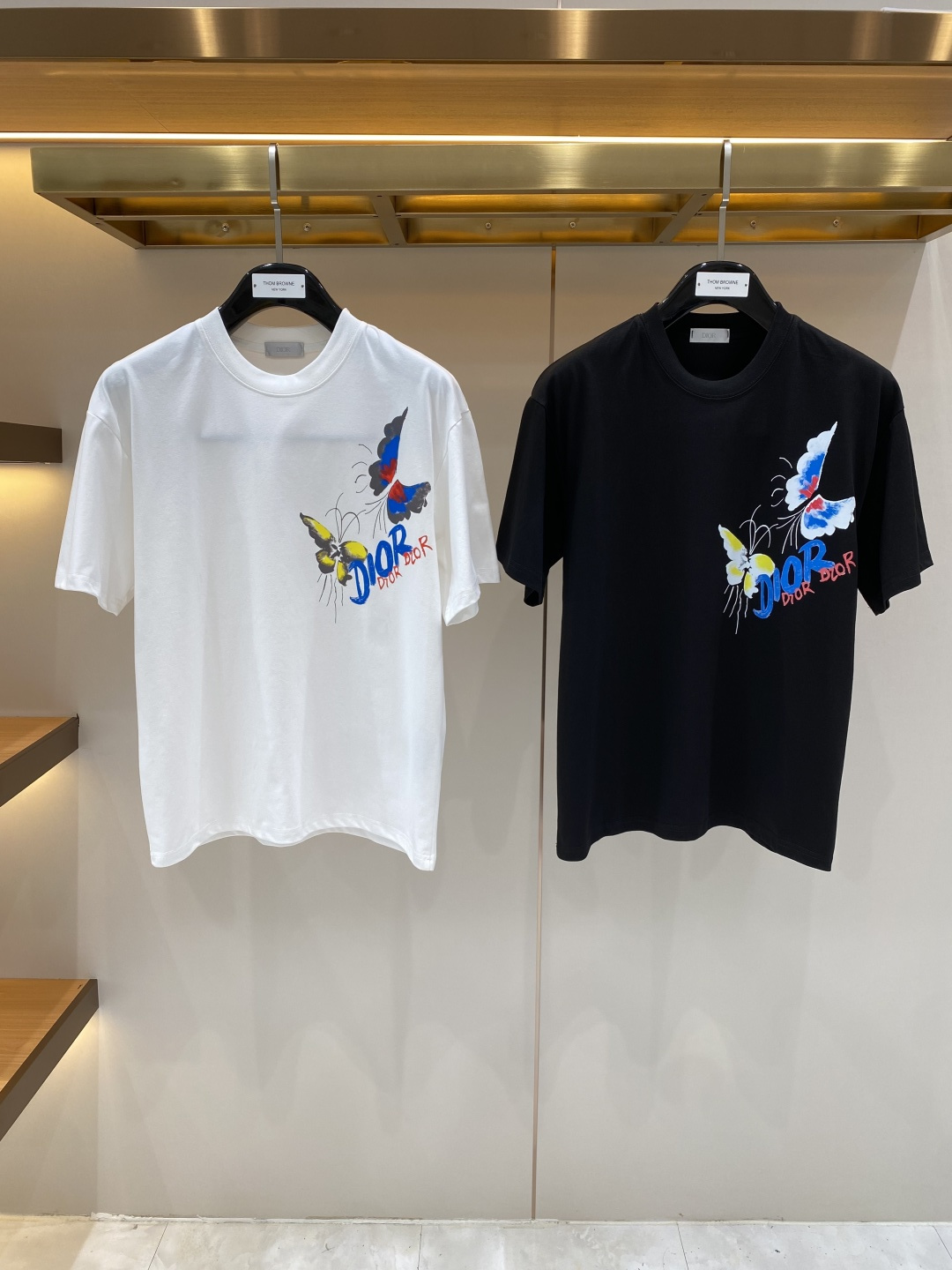 NO:918584,'Dijia' 2026 new launch counter latest short-sleeved round neck T-shirt, high-end custom design, avant-garde and fashionable!  Brand logo craft design, high-end customized fabrics. Soft to the touch. Comfortable to wear. Counter-level exquisite stitching. Fine workmanship. The upper body effect is incomparably handsome!  A must-have item for a stylish man!  Size S-3XL next day, dior, T-shirt, tees, t-shirt,19860909《迪家》 2026新款首发专柜最新款短袖圆领T恤 高端订制 设计前卫时尚！品牌logo工艺设计 高端定制面料.手感柔软.穿着舒适.专柜级别精致车线.做工精细.上身效果无敌帅气！型男必备单品！码数S-3XL 隔天,,dior,T-shirt,tees，t-shirt,,Men's clothing