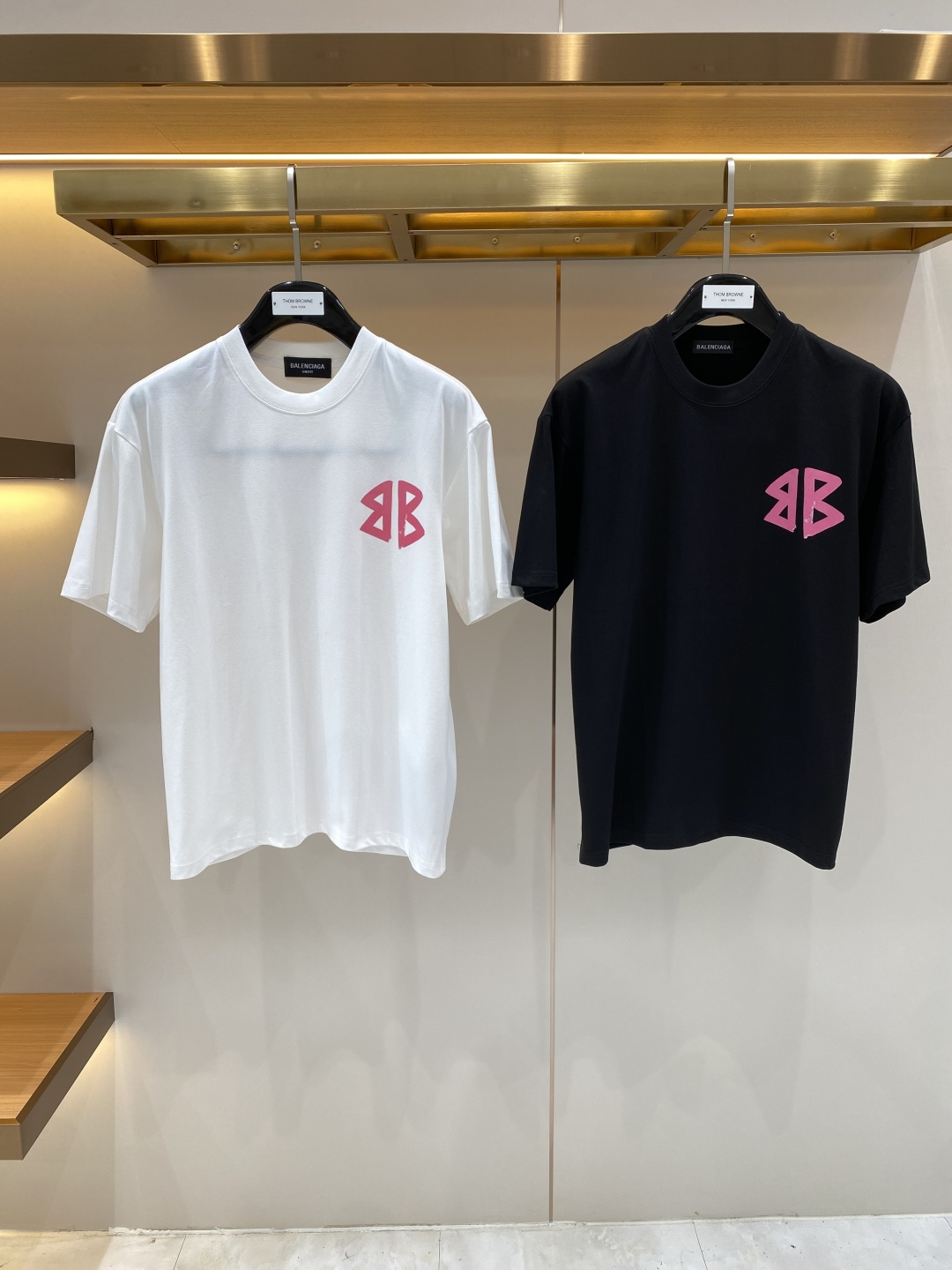 NO:918587,'Paris Home' 2026 new launch counter latest short-sleeved round neck T-shirt, high-end custom design, avant-garde and fashionable!  Brand logo craft design, high-end customized fabrics. Soft to the touch. Comfortable to wear. Counter-level exquisite stitching. Fine workmanship. The upper body effect is incomparably handsome!  A must-have item for a stylish man!  Size S-3XL next day,,balenciaga,T-shirt,tees,t-shirt,19860909《巴黎家》 2026新款首发专柜最新款短袖圆领T恤 高端订制 设计前卫时尚！品牌logo工艺设计 高端定制面料.手感柔软.穿着舒适.专柜级别精致车线.做工精细.上身效果无敌帅气！型男必备单品！码数S-3XL 隔天,,balenciaga,T-shirt,tees，t-shirt,,Men's clothing
