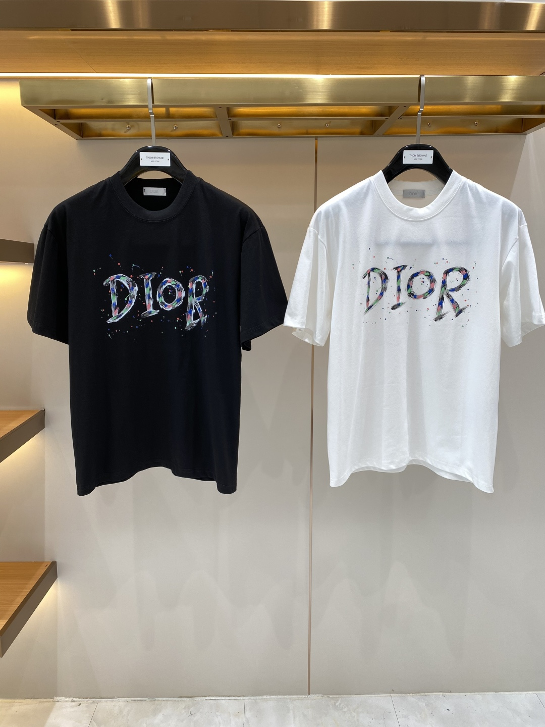 NO:918590,'Dijia' 2026 new launch counter latest short-sleeved round neck T-shirt, high-end custom design, avant-garde and fashionable!  Brand logo craft design, high-end customized fabrics. Soft to the touch. Comfortable to wear. Counter-level exquisite stitching. Fine workmanship. The upper body effect is incomparably handsome!  A must-have item for a stylish man!  Size S-3XL next day, dior, T-shirt, tees, t-shirt,19860909《迪家》 2026新款首发专柜最新款短袖圆领T恤 高端订制 设计前卫时尚！品牌logo工艺设计 高端定制面料.手感柔软.穿着舒适.专柜级别精致车线.做工精细.上身效果无敌帅气！型男必备单品！码数S-3XL 隔天,,dior,T-shirt,tees，t-shirt,,Men's clothing