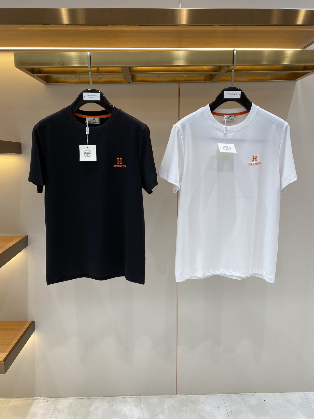 NO:937682,'Horse Lover' 2026 new launch counter latest short-sleeved round neck T-shirt, high-end custom design, avant-garde and fashionable!  Brand logo craft design, high-end customized fabrics. Soft to the touch. Comfortable to wear. Counter-level exquisite stitching. Fine workmanship. The upper body effect is incomparably handsome!  A must-have item for a stylish man!  Size M-3XL next day, hermes, T-shirt, tees, t-shirt,19860909《爱马家》 2026新款首发专柜最新款短袖圆领T恤 高端订制 设计前卫时尚！品牌logo工艺设计 高端定制面料.手感柔软.穿着舒适.专柜级别精致车线.做工精细.上身效果无敌帅气！型男必备单品！码数M-3XL隔天,,hermes,T-shirt,tees，t-shirt,,Men's clothing