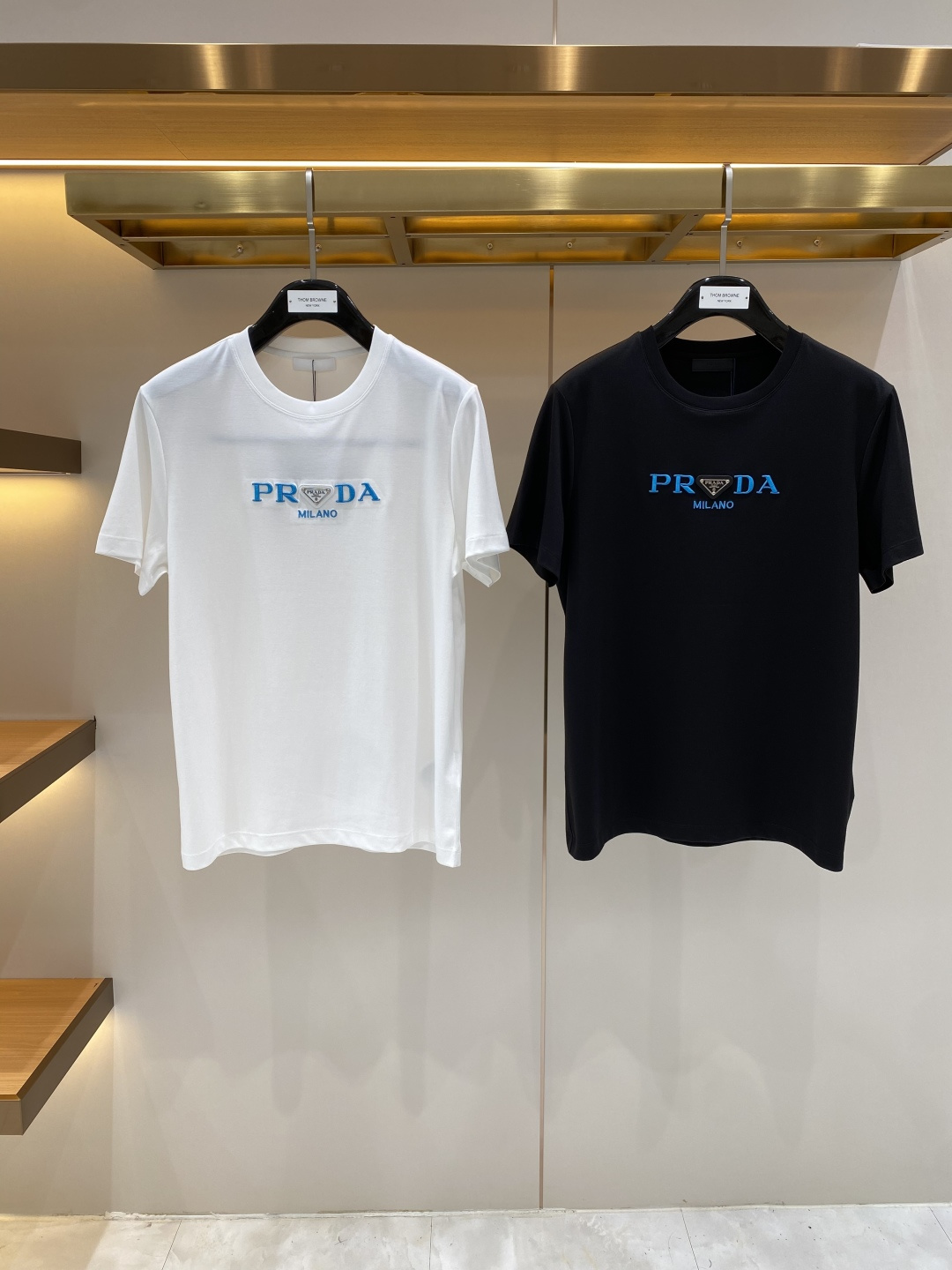 NO:937685,'Pu Jia' 2026 new launch counter latest short-sleeved round neck T-shirt, high-end custom design, avant-garde and fashionable!  Brand logo craft design, high-end customized fabrics. Soft to the touch. Comfortable to wear. Counter-level exquisite stitching. Fine workmanship. The upper body effect is incomparably handsome!  A must-have item for a stylish man!  Size M-3XL next day, prada, T-shirt, tees, t-shirt,19860909《普家》 2026新款首发专柜最新款短袖圆领T恤 高端订制 设计前卫时尚！品牌logo工艺设计 高端定制面料.手感柔软.穿着舒适.专柜级别精致车线.做工精细.上身效果无敌帅气！型男必备单品！码数M-3XL隔天,,prada,T-shirt,tees，t-shirt,,Men's clothing