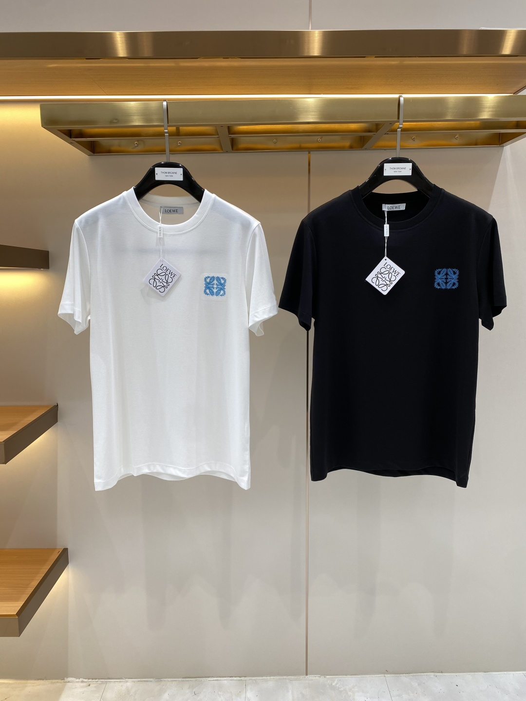 NO:937688,'Luo Family' 2026 new launch counter latest short-sleeved round neck T-shirt, high-end custom design, avant-garde and fashionable!  Brand logo craft design, high-end customized fabrics. Soft to the touch. Comfortable to wear. Counter-level exquisite stitching. Fine workmanship. The upper body effect is incomparably handsome!  A must-have item for a stylish man!  Size M-3XL next day,,loewe,T-shirt,tees,t-shirt,19860909《罗家》 2026新款首发专柜最新款短袖圆领T恤 高端订制 设计前卫时尚！品牌logo工艺设计 高端定制面料.手感柔软.穿着舒适.专柜级别精致车线.做工精细.上身效果无敌帅气！型男必备单品！码数M-3XL隔天,,loewe,T-shirt,tees，t-shirt,,Men's clothing