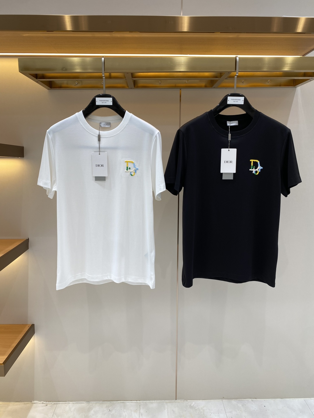 NO:937690,'Dijia' 2026 new launch counter latest short-sleeved round neck T-shirt, high-end custom design, avant-garde and fashionable!  Brand logo craft design, high-end customized fabrics. Soft to the touch. Comfortable to wear. Counter-level exquisite stitching. Fine workmanship. The upper body effect is incomparably handsome!  A must-have item for a stylish man!  Size M-3XL next day, dior, T-shirt, tees, t-shirt,19860909《迪家》 2026新款首发专柜最新款短袖圆领T恤 高端订制 设计前卫时尚！品牌logo工艺设计 高端定制面料.手感柔软.穿着舒适.专柜级别精致车线.做工精细.上身效果无敌帅气！型男必备单品！码数M-3XL隔天,,dior,T-shirt,tees，t-shirt,,Men's clothing