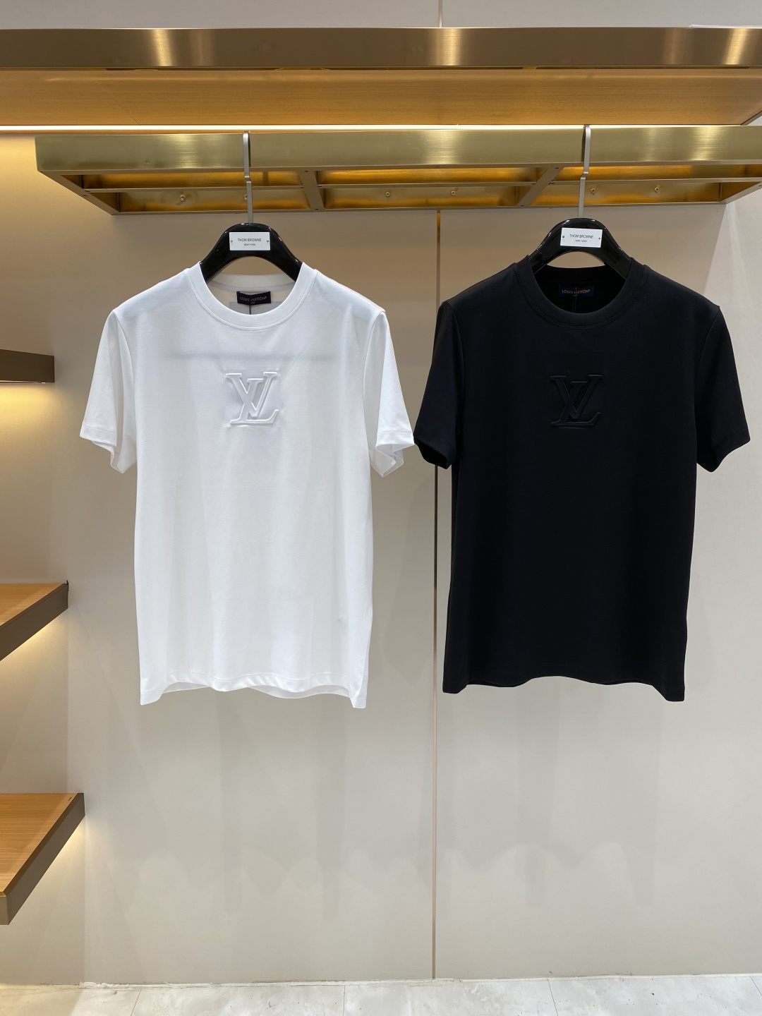NO:937692,'Donkey Family' 2026 new launch counter latest short-sleeved round neck T-shirt, high-end custom design, avant-garde and fashionable!  Brand logo craft design, high-end customized fabrics. Soft to the touch. Comfortable to wear. Counter-level exquisite stitching. Fine workmanship. The upper body effect is incomparably handsome!  A must-have item for a stylish man!  Size M-3XL next day,,louis vuitton,louis vuitton,T-shirt,tees,t-shirt,19860909《驴家》 2026新款首发专柜最新款短袖圆领T恤 高端订制 设计前卫时尚！品牌logo工艺设计 高端定制面料.手感柔软.穿着舒适.专柜级别精致车线.做工精细.上身效果无敌帅气！型男必备单品！码数M-3XL隔天,,louis vuitton,louis vuitton,T-shirt,tees，t-shirt,,Men's clothing