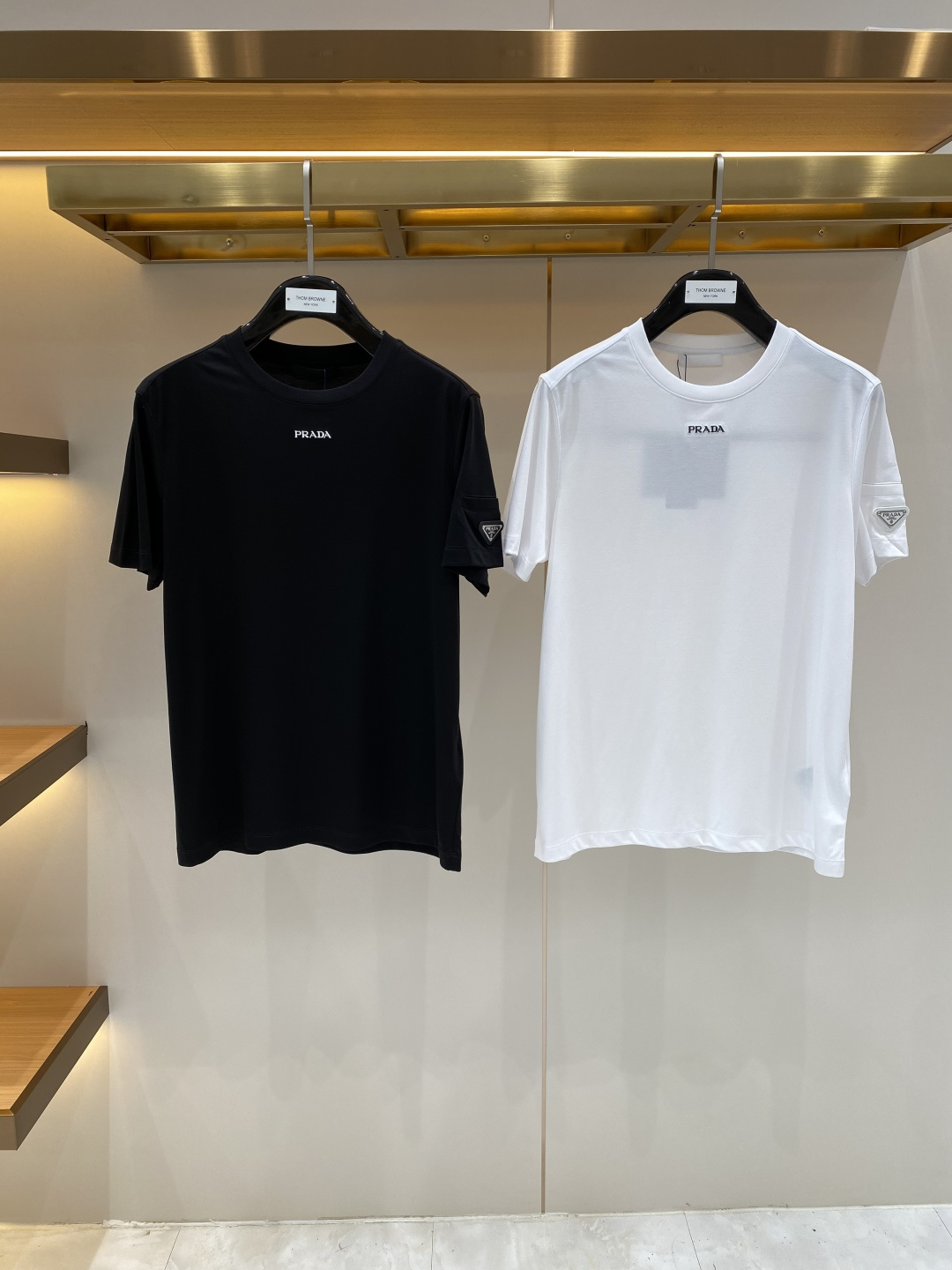 NO:937694,'Pu Jia' 2026 new launch counter latest short-sleeved round neck T-shirt, high-end custom design, avant-garde and fashionable!  Brand logo craft design, high-end customized fabrics. Soft to the touch. Comfortable to wear. Counter-level exquisite stitching. Fine workmanship. The upper body effect is incomparably handsome!  A must-have item for a stylish man!  Size M-3XL next day, prada, T-shirt, tees, t-shirt,19860909《普家》 2026新款首发专柜最新款短袖圆领T恤 高端订制 设计前卫时尚！品牌logo工艺设计 高端定制面料.手感柔软.穿着舒适.专柜级别精致车线.做工精细.上身效果无敌帅气！型男必备单品！码数M-3XL隔天,,prada,T-shirt,tees，t-shirt,,Men's clothing