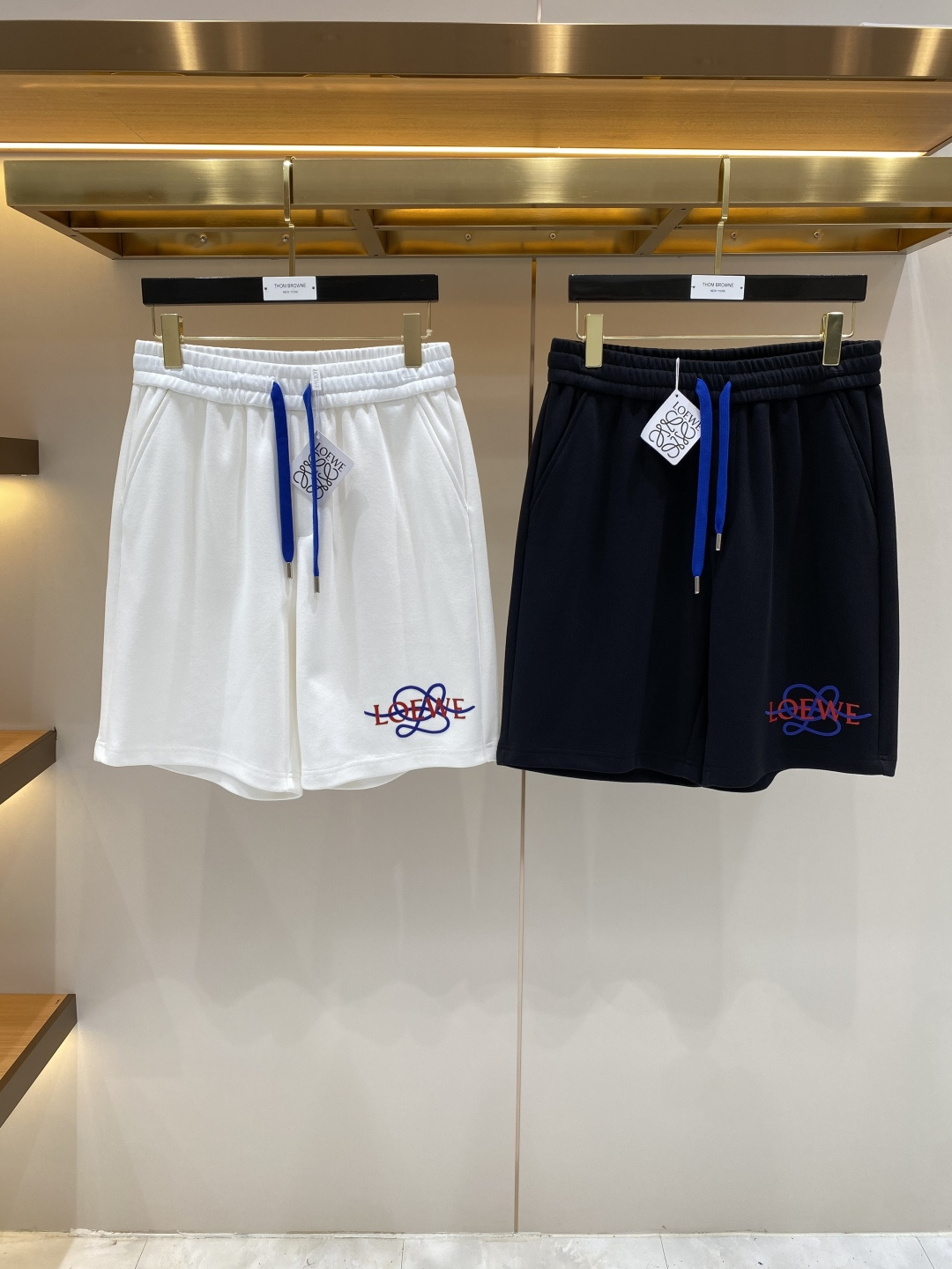 NO:937702,'Luo Family' 2026 spring and summer new casual shorts!  On sale simultaneously on the official website. Customized brand classic LOGO, customized fabrics, excellent comfort, strong touch. Highly recognizable, perfect appearance and craftsmanship. Sizes M-3XL next day, loewe, shorts,19860909《罗家》 2026春夏新款休闲短裤！官网同步发售.定制品牌经典LOGO,定制面料,舒适度极好,手触感强烈.辨识度极高,完美品相工艺. 尺码M-3XL隔天,,loewe,shorts,,Men's clothing