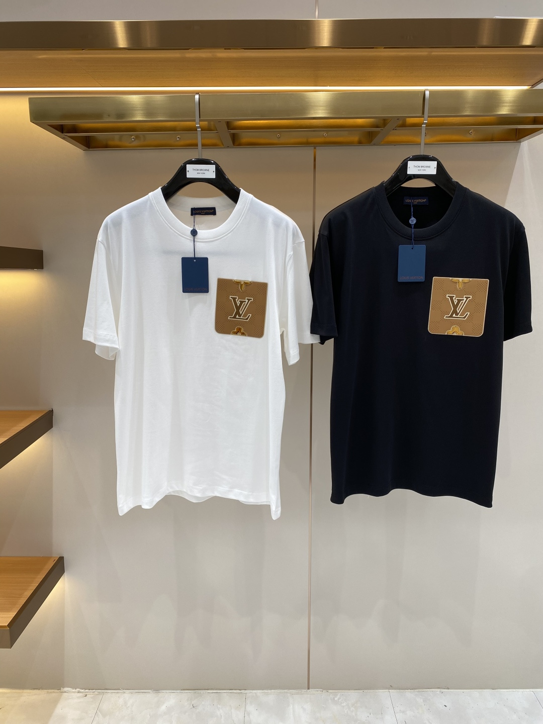NO:937693,'Donkey Family' 26SS new spring and summer short-sleeved, the highest version of custom-made high-end fabrics, simple and fashionable, the color is super beautiful!  Classic logo design, simple and elegant style!  Full of high-end feel, can be worn in all seasons. Simple European style, simple and elegant, the same style is on sale on the official website. Size XS-L next day, louis vuitton, louis vuitton, T-shirt,19860909《驴家》 26SS新款春夏短袖 最高版本客供定制高端面料 简单时尚款,配色超级好看！经典logo的设计 简单大方的款式！满满的高级感,四季可穿.简欧风格,简洁大气,官网同款在售.码数XS-L隔天,,louis vuitton,louis vuitton,T-shirt,,Men's clothing