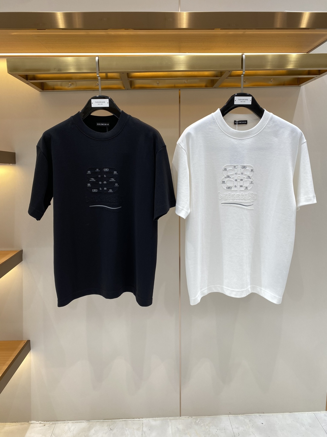 NO:937697,'Paris Home' 26SS new spring and summer short-sleeved, the highest version of custom-made high-end fabrics, simple and fashionable style, the color is super beautiful!  Classic logo design, simple and elegant style!  Full of high-end sense, can be worn in all seasons. Simple European style, simple and elegant, the same style is on sale on the official website. Sizes S-XXL next day, balenciaga, T-shirt,19860909《巴黎家》 26SS新款春夏短袖 最高版本客供定制高端面料 简单时尚款,配色超级好看！经典logo的设计 简单大方的款式！满满的高级感,四季可穿.简欧风格,简洁大气,官网同款在售.码数S—XXL隔天,,balenciaga,T-shirt,,Men's clothing