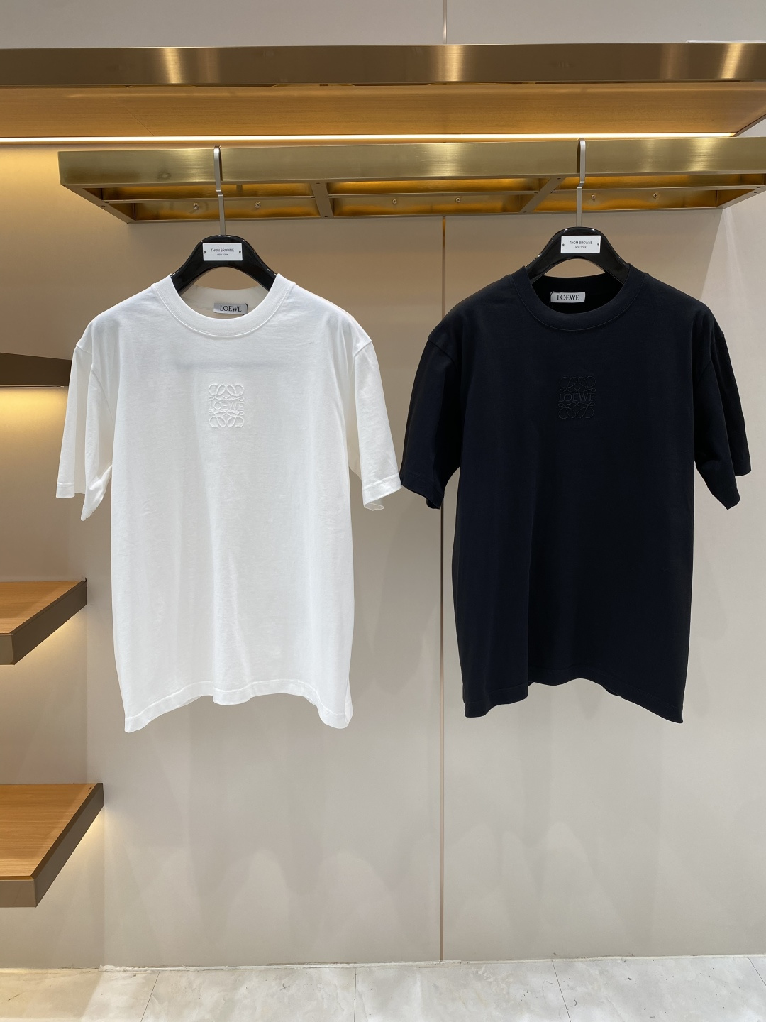 NO:957827,'Luo Family' 2026 new launch counter latest short-sleeved round neck T-shirt, high-end custom design, avant-garde and fashionable!  Brand logo craft design, high-end customized fabrics. Soft to the touch. Comfortable to wear. Counter-level exquisite stitching. Fine workmanship. The upper body effect is incomparably handsome!  A must-have item for a stylish man!  Size S-XXL next day,,loewe,T-shirt,tees,t-shirt,19860909《罗家》 2026新款首发专柜最新款短袖圆领T恤 高端订制 设计前卫时尚！品牌logo工艺设计 高端定制面料.手感柔软.穿着舒适.专柜级别精致车线.做工精细.上身效果无敌帅气！型男必备单品！码数S-XXL 隔天,,loewe,T-shirt,tees，t-shirt,,Men's clothing